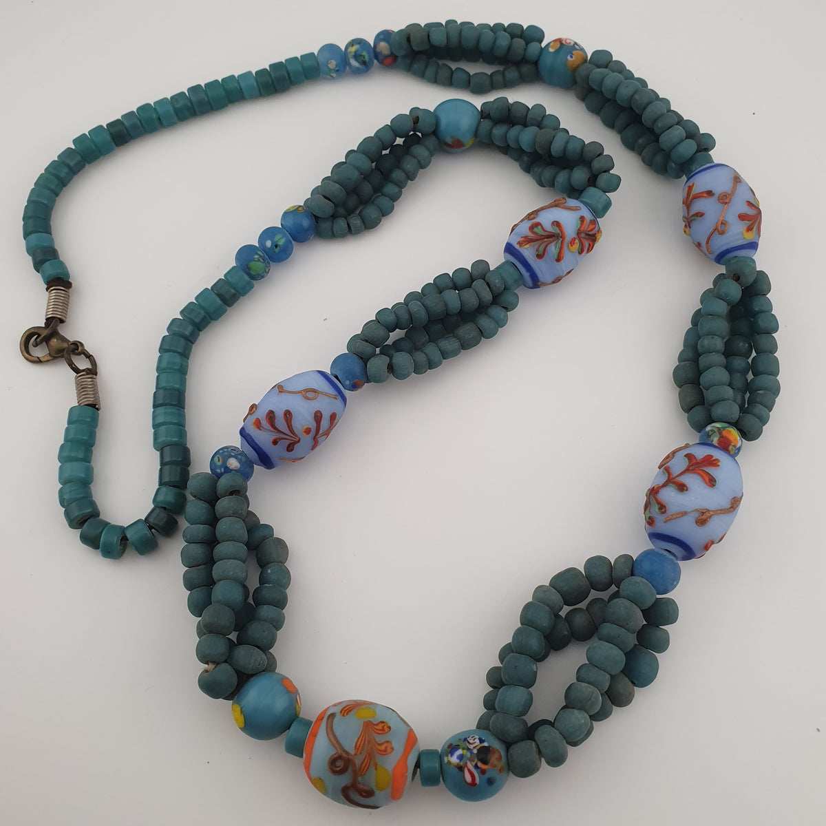 Collier de perles vénitiennes antiques en verre (style africain) et de perles africaines en verre de couleur turquoise