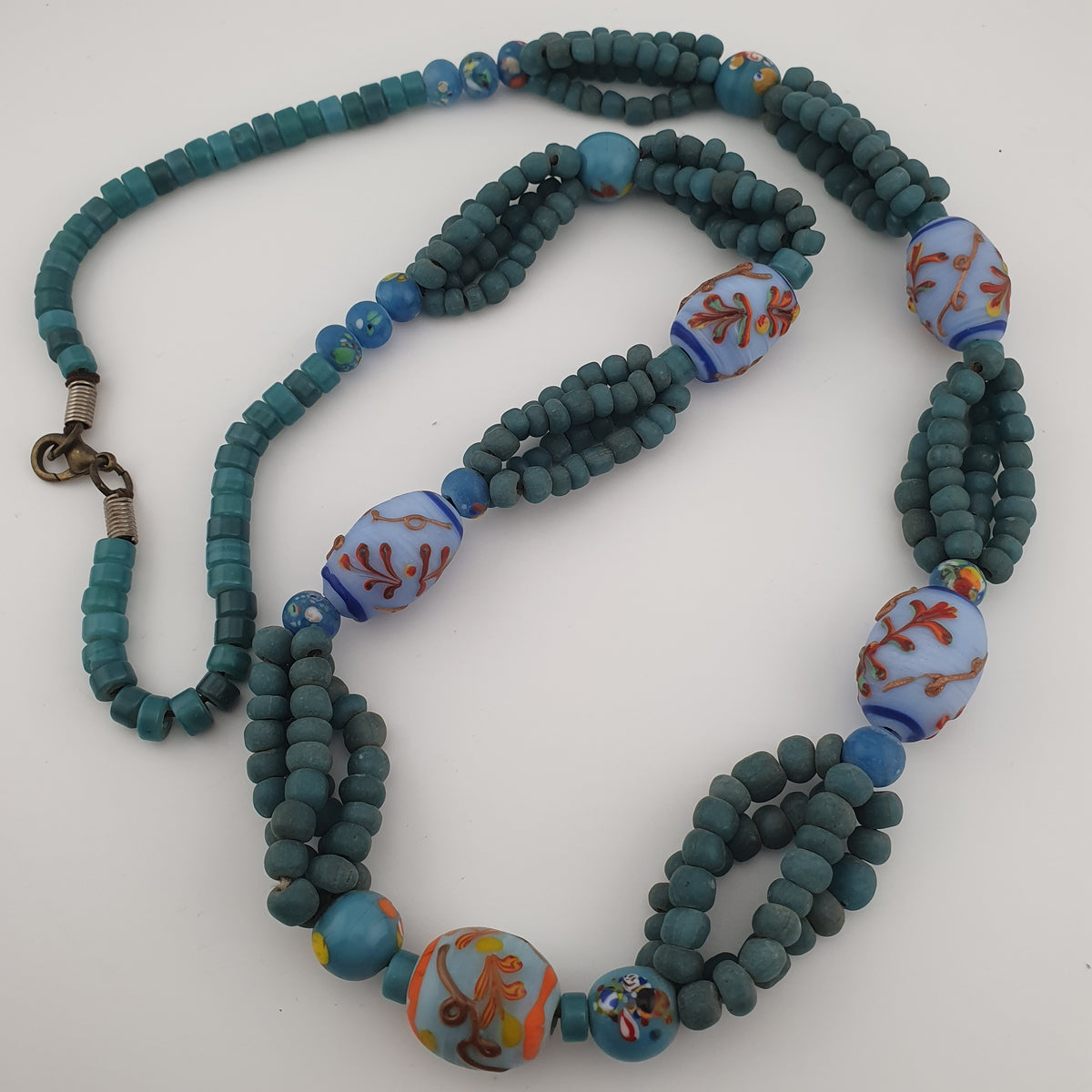 Collier de perles vénitiennes antiques en verre (style africain) et de perles africaines en verre de couleur turquoise