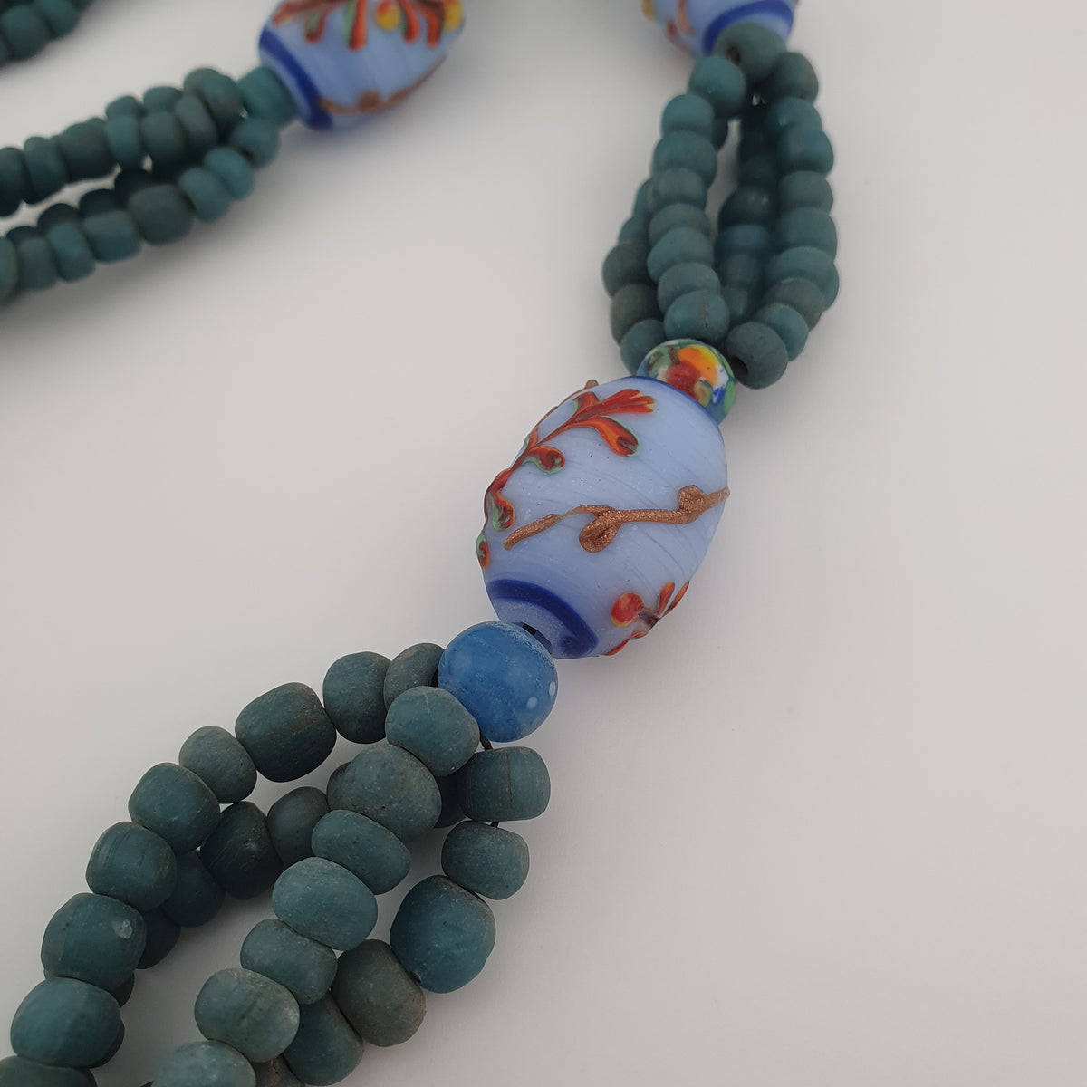 Collier de perles vénitiennes antiques en verre (style africain) et de perles africaines en verre de couleur turquoise