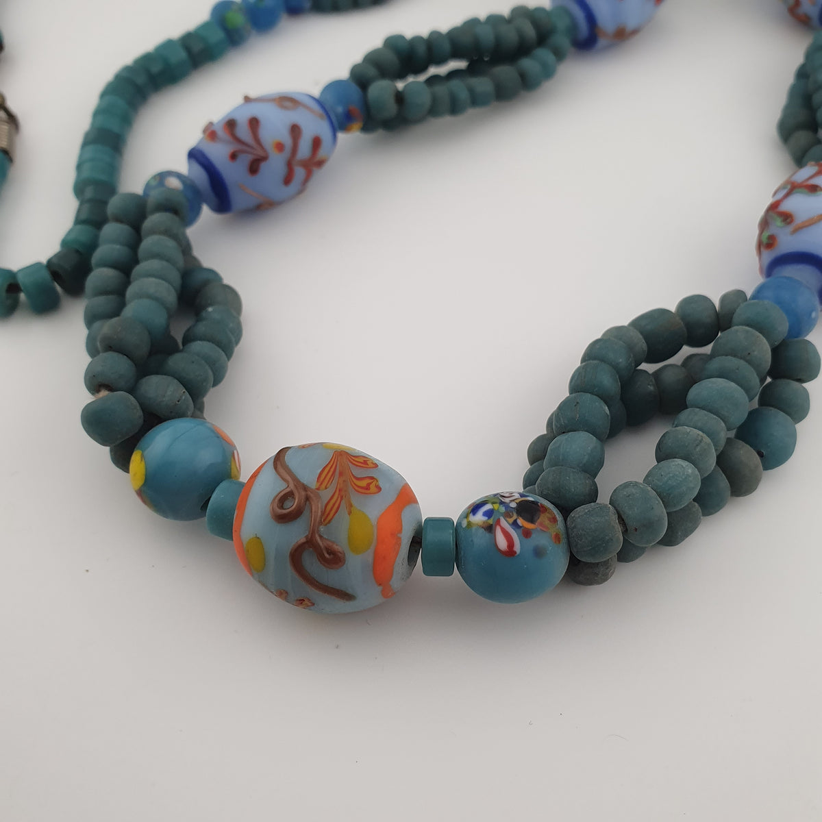 Collier de perles vénitiennes antiques en verre (style africain) et de perles africaines en verre de couleur turquoise