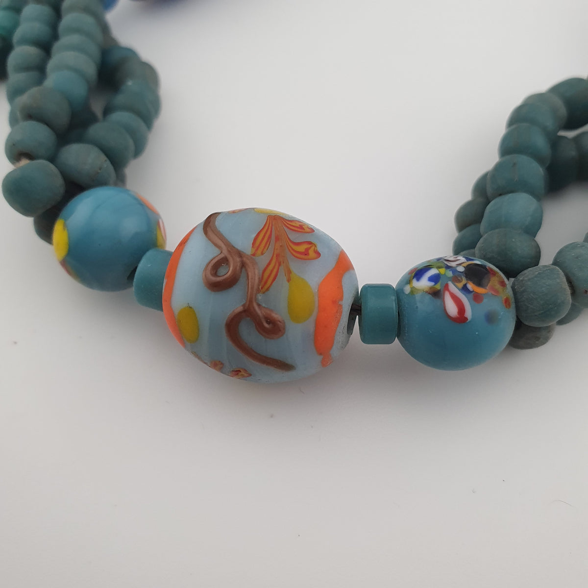 Collier de perles vénitiennes antiques en verre (style africain) et de perles africaines en verre de couleur turquoise
