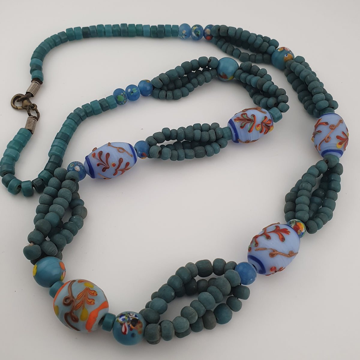 Collier de perles vénitiennes antiques en verre (style africain) et de perles africaines en verre de couleur turquoise