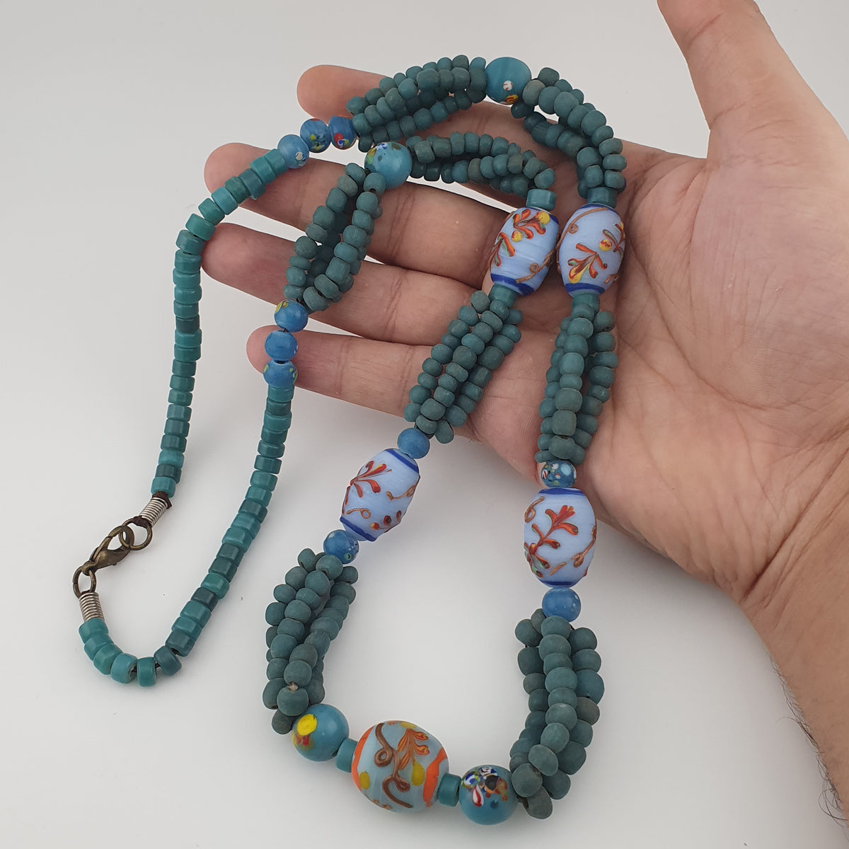 Collier de perles vénitiennes antiques en verre (style africain) et de perles africaines en verre de couleur turquoise