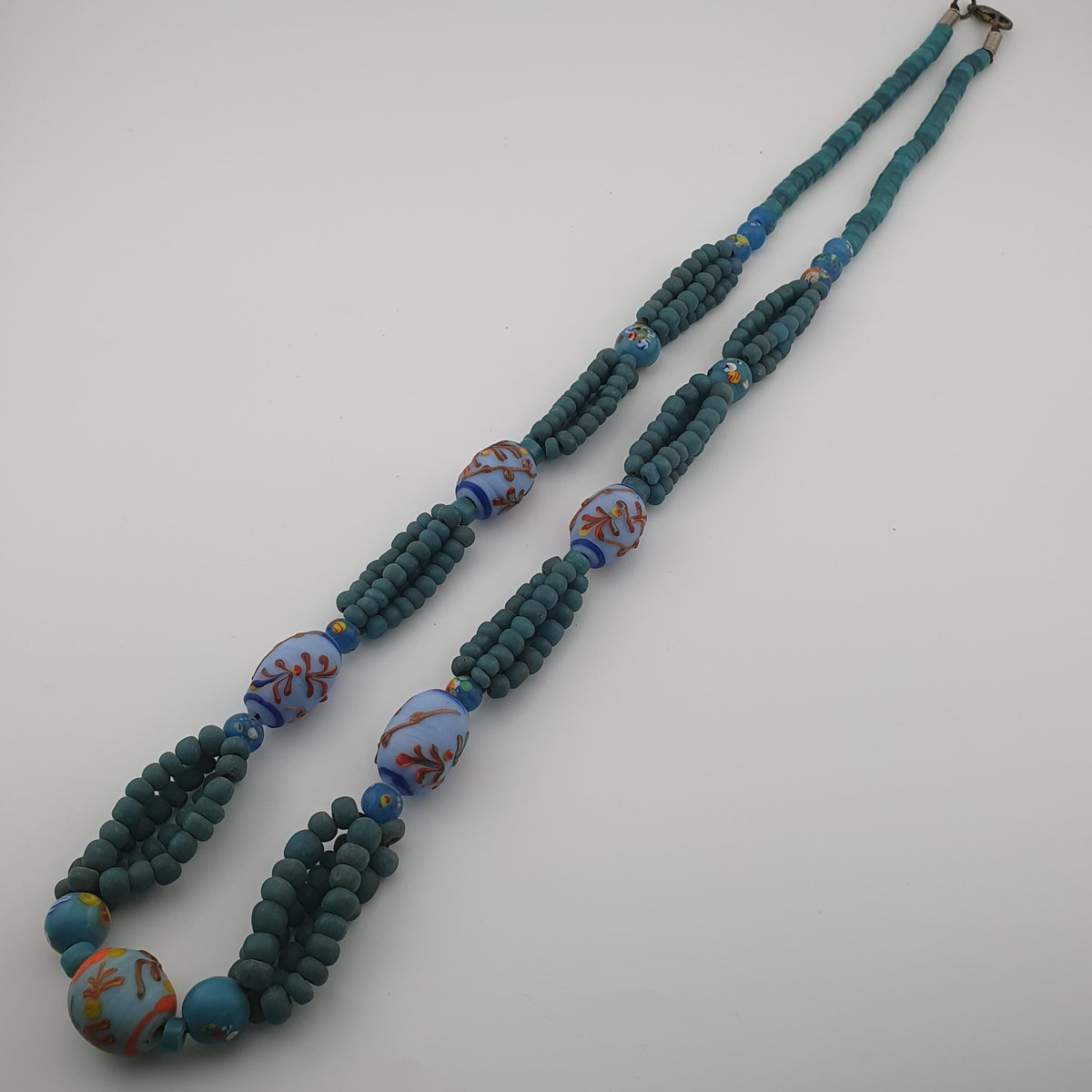 Collier de perles vénitiennes antiques en verre (style africain) et de perles africaines en verre de couleur turquoise