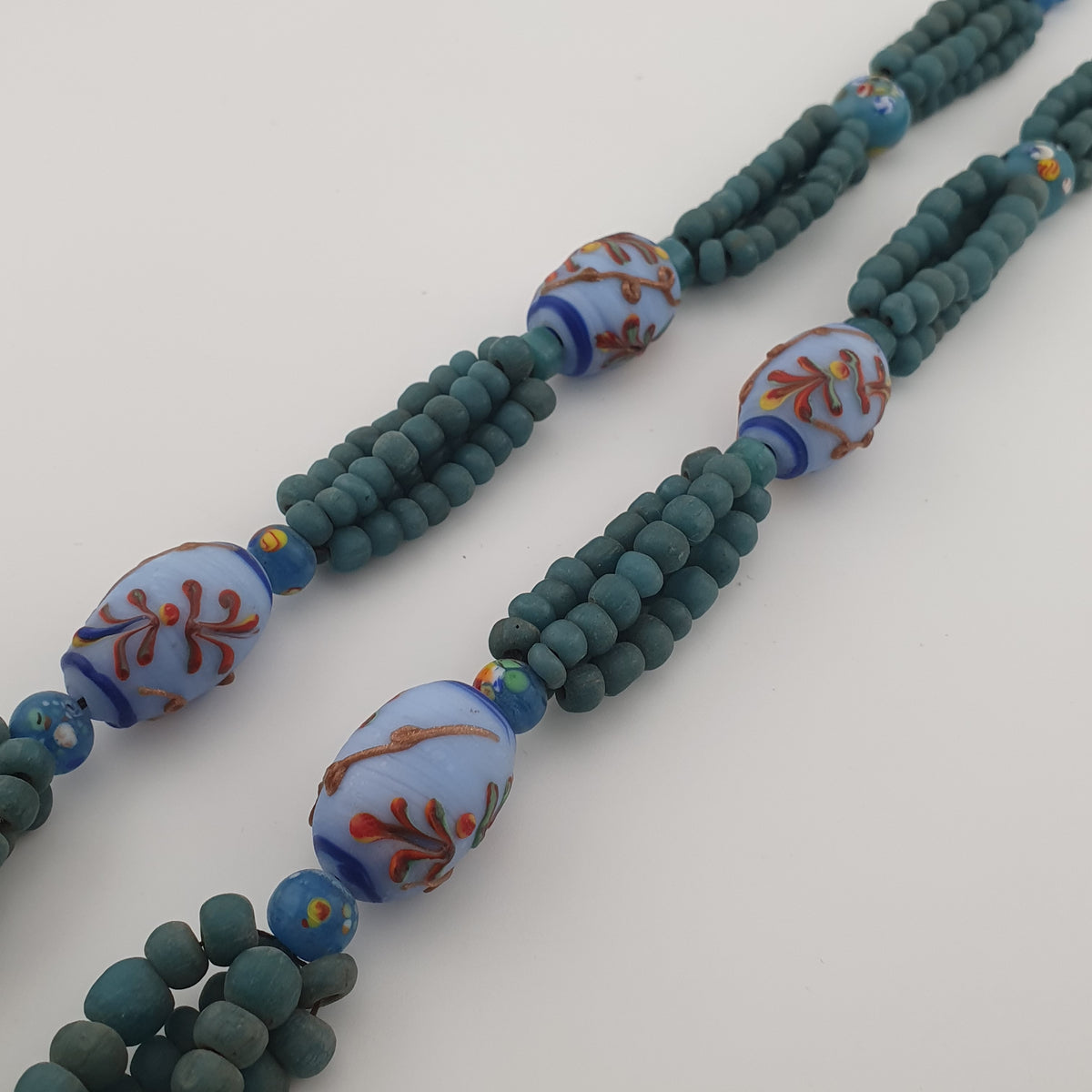 Collier de perles vénitiennes antiques en verre (style africain) et de perles africaines en verre de couleur turquoise