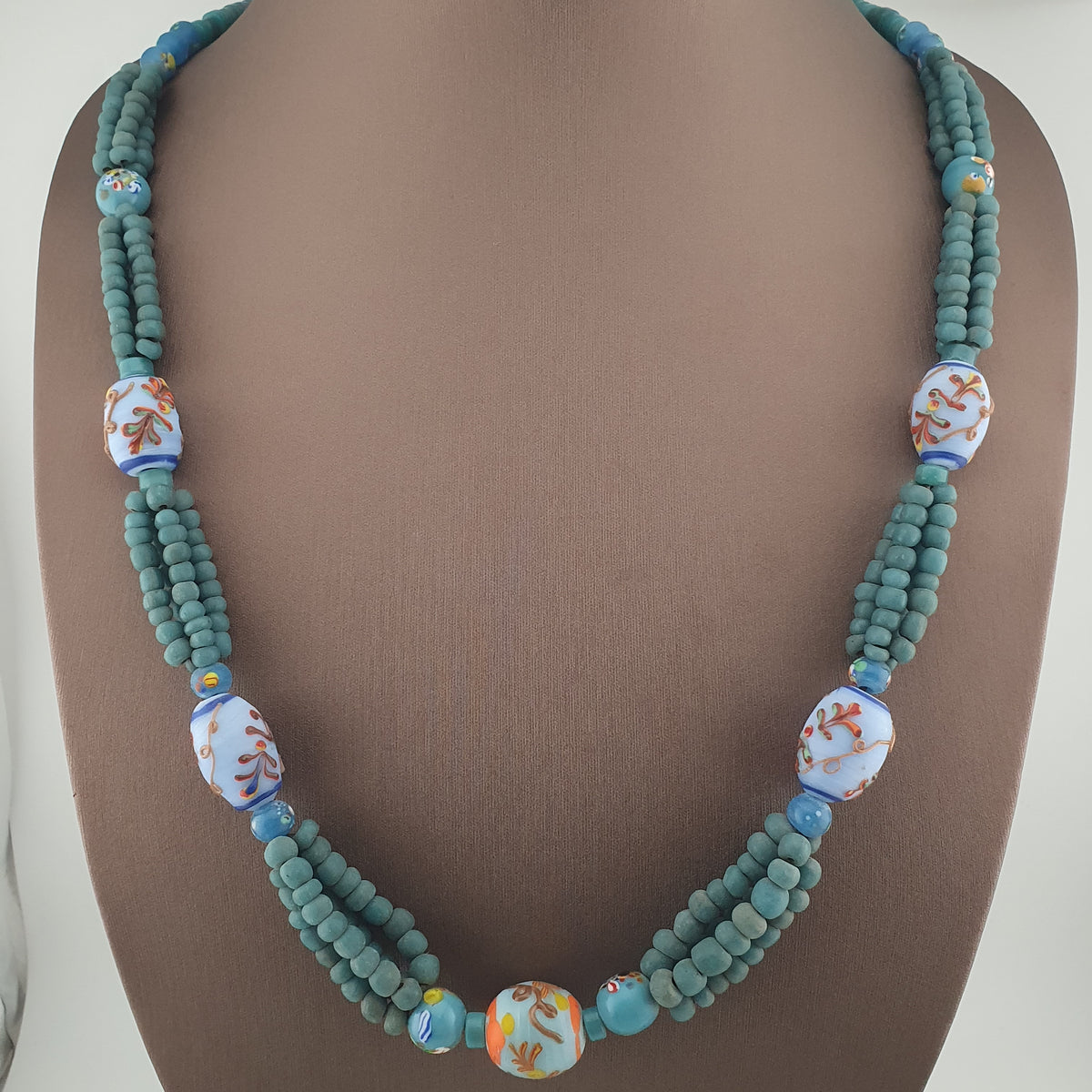 Collier de perles vénitiennes antiques en verre (style africain) et de perles africaines en verre de couleur turquoise