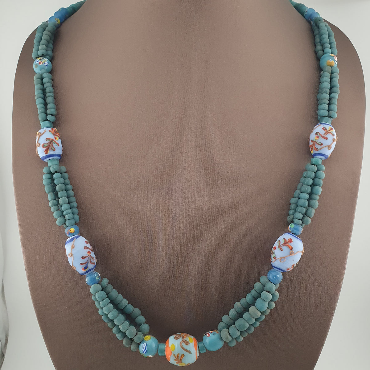 Collier de perles vénitiennes antiques en verre (style africain) et de perles africaines en verre de couleur turquoise