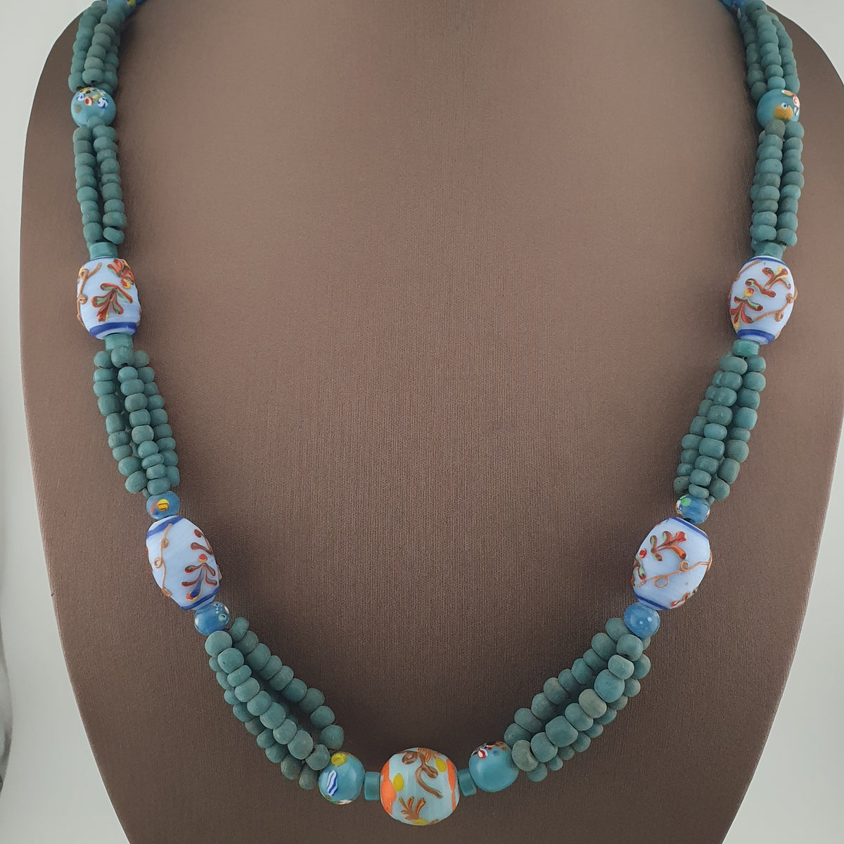 Collier de perles vénitiennes antiques en verre (style africain) et de perles africaines en verre de couleur turquoise