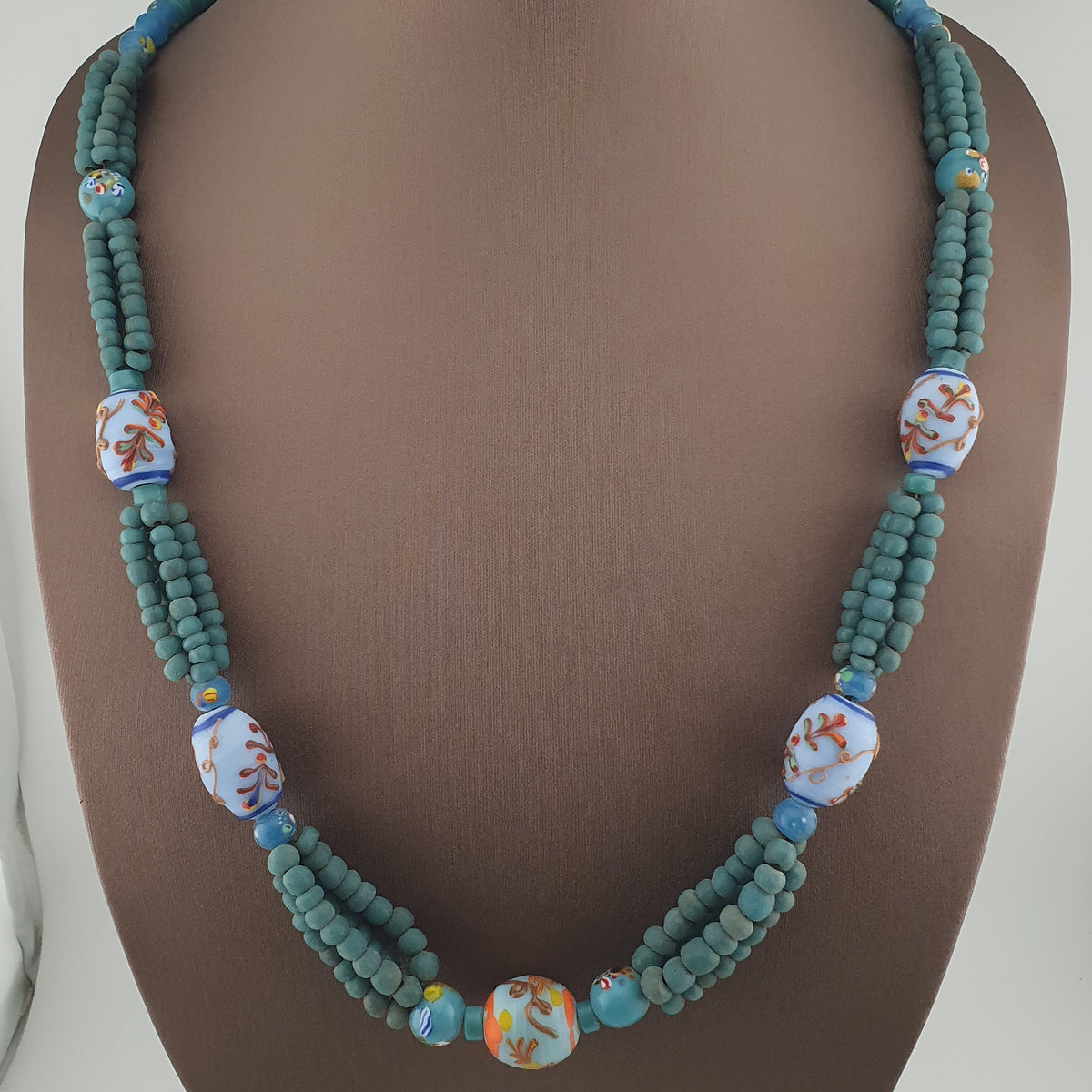 Collier de perles vénitiennes antiques en verre (style africain) et de perles africaines en verre de couleur turquoise