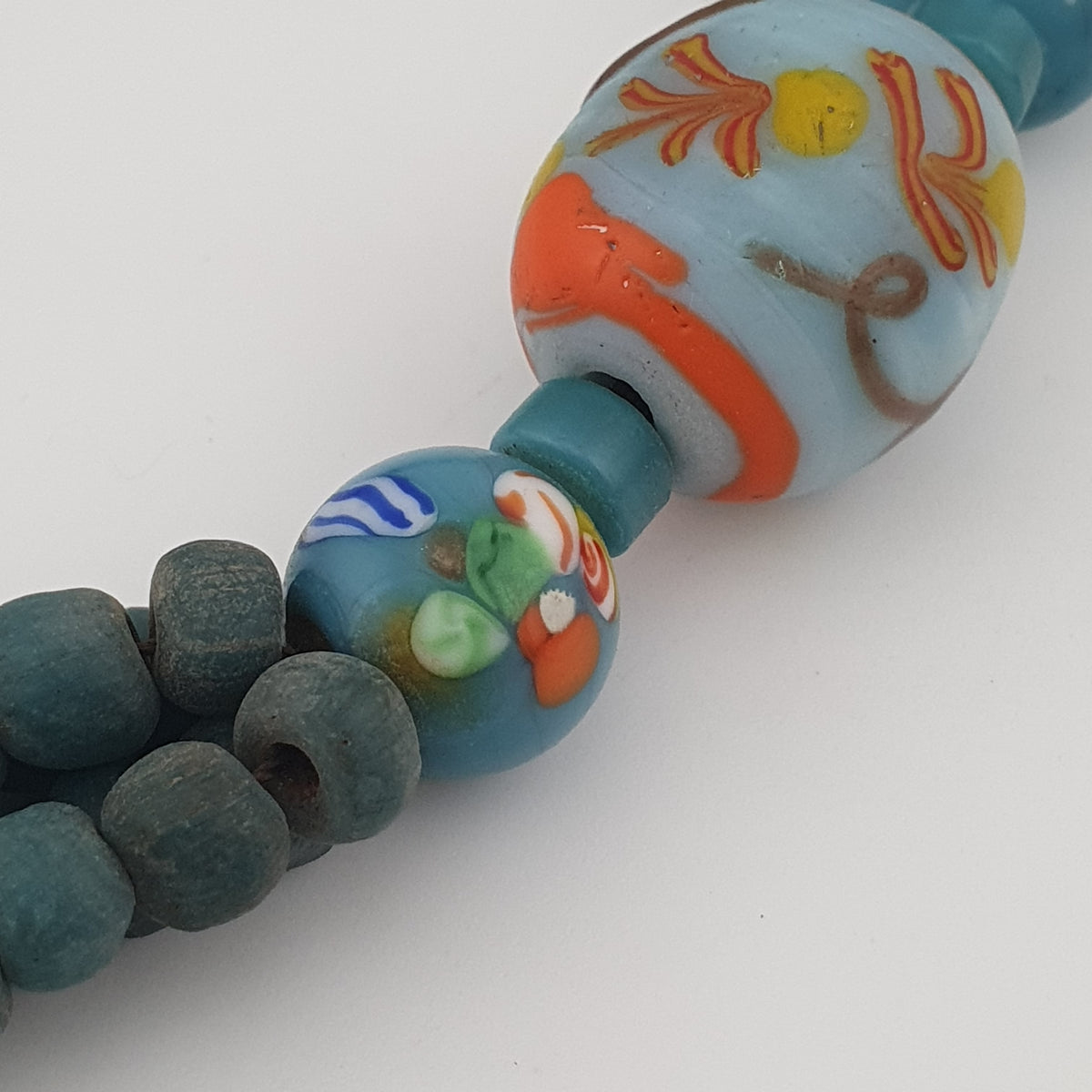 Collier de perles vénitiennes antiques en verre (style africain) et de perles africaines en verre de couleur turquoise