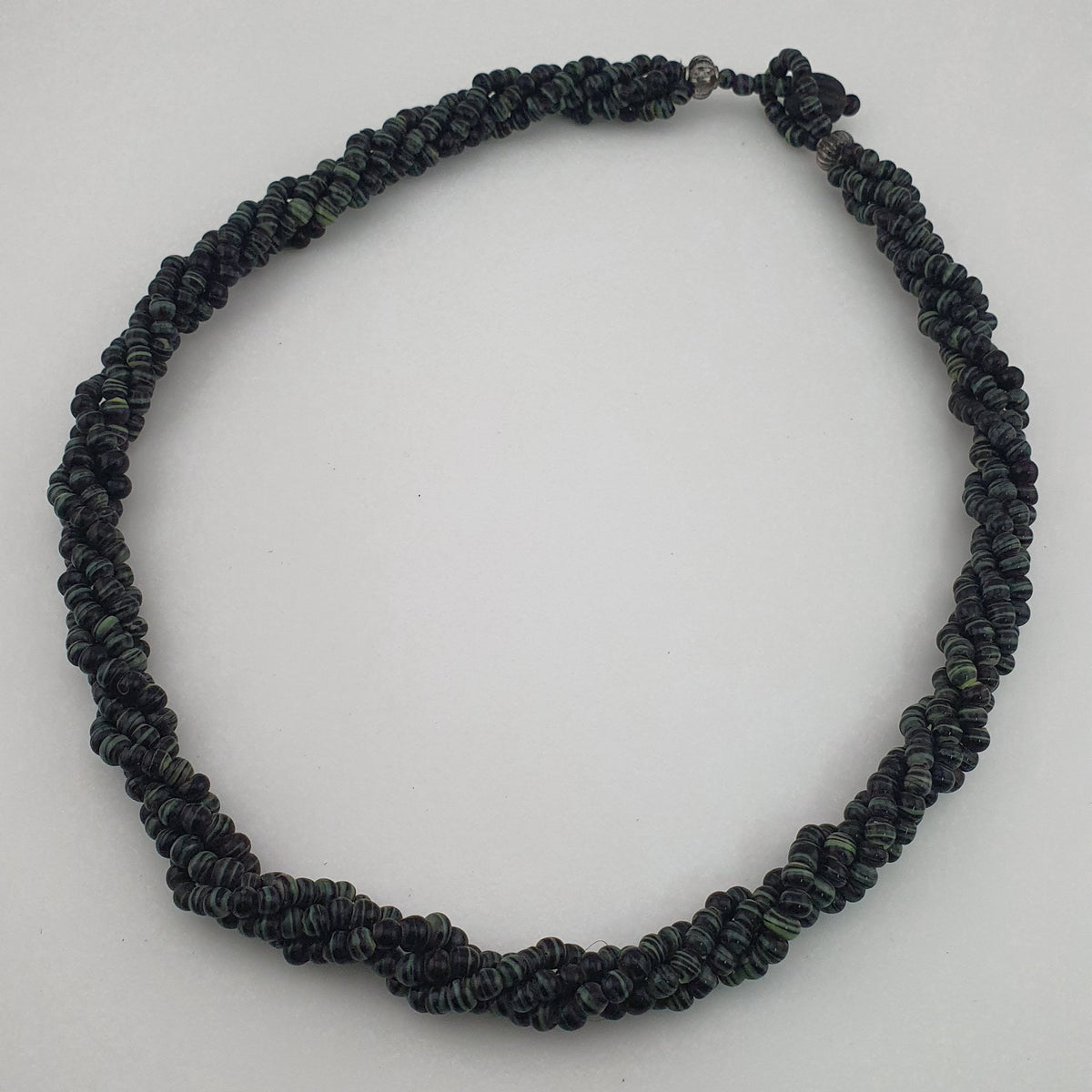 Collier vintage multibrins perles de verre rayées noir et vert blanc style tribal africain