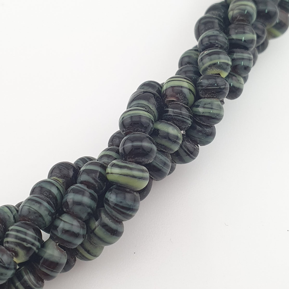 Collier vintage multibrins perles de verre rayées noir et vert blanc style tribal africain