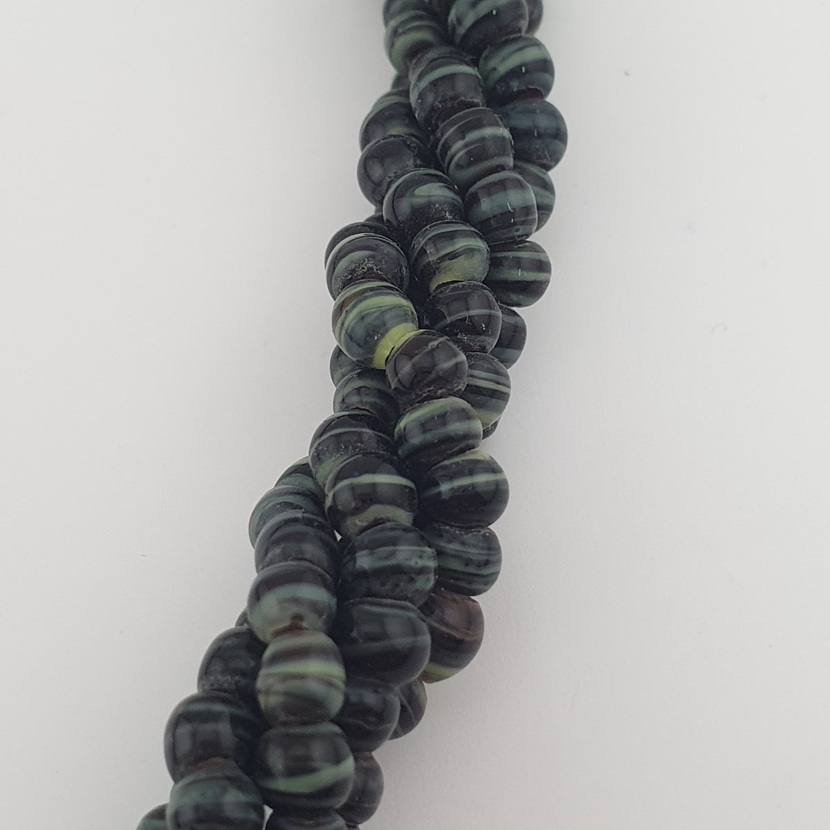 Collier vintage multibrins perles de verre rayées noir et vert blanc style tribal africain