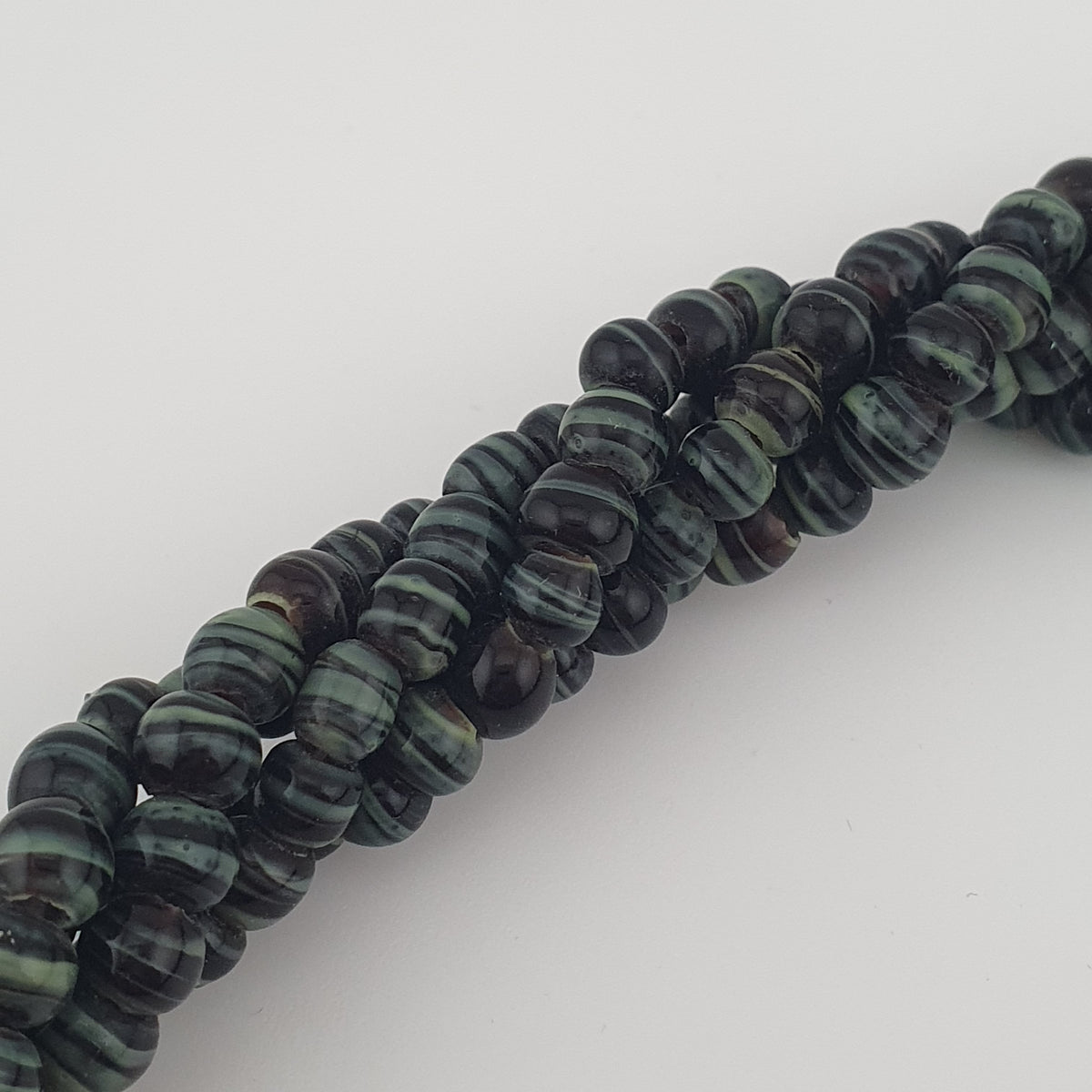 Collier vintage multibrins perles de verre rayées noir et vert blanc style tribal africain