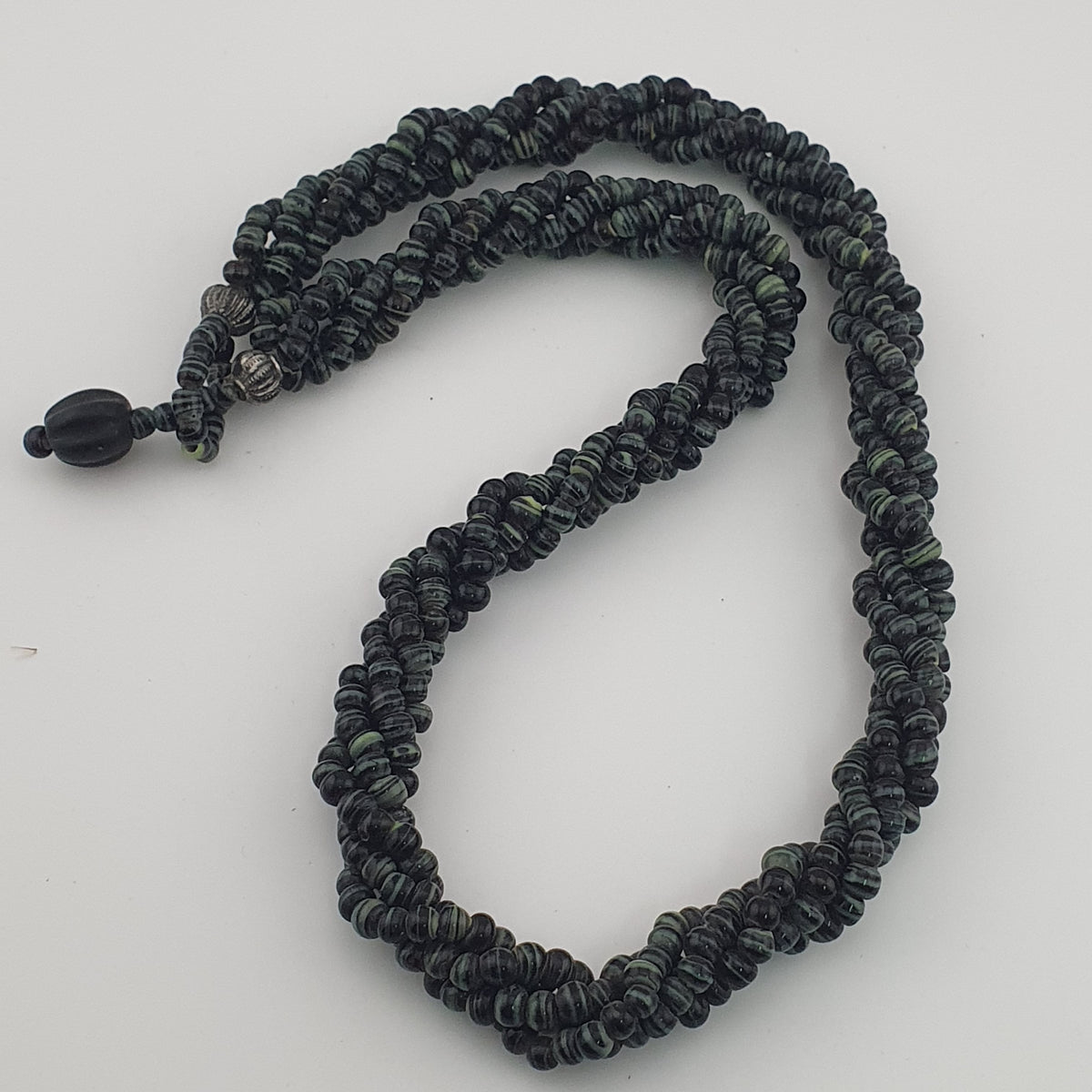 Collier vintage multibrins perles de verre rayées noir et vert blanc style tribal africain