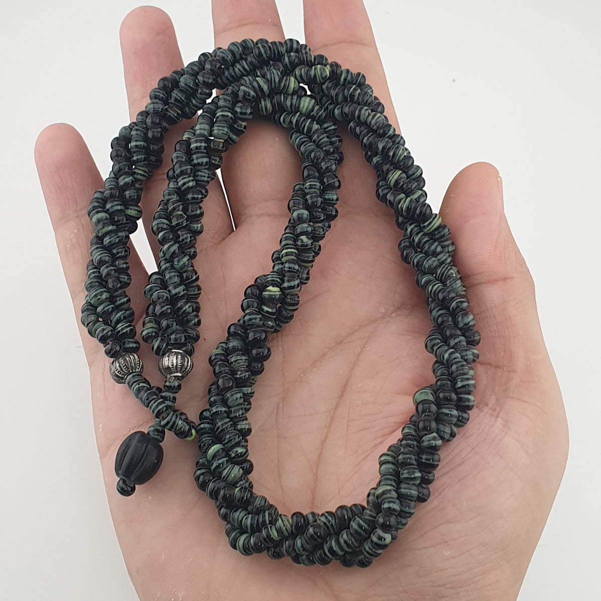 Collier vintage multibrins perles de verre rayées noir et vert blanc style tribal africain