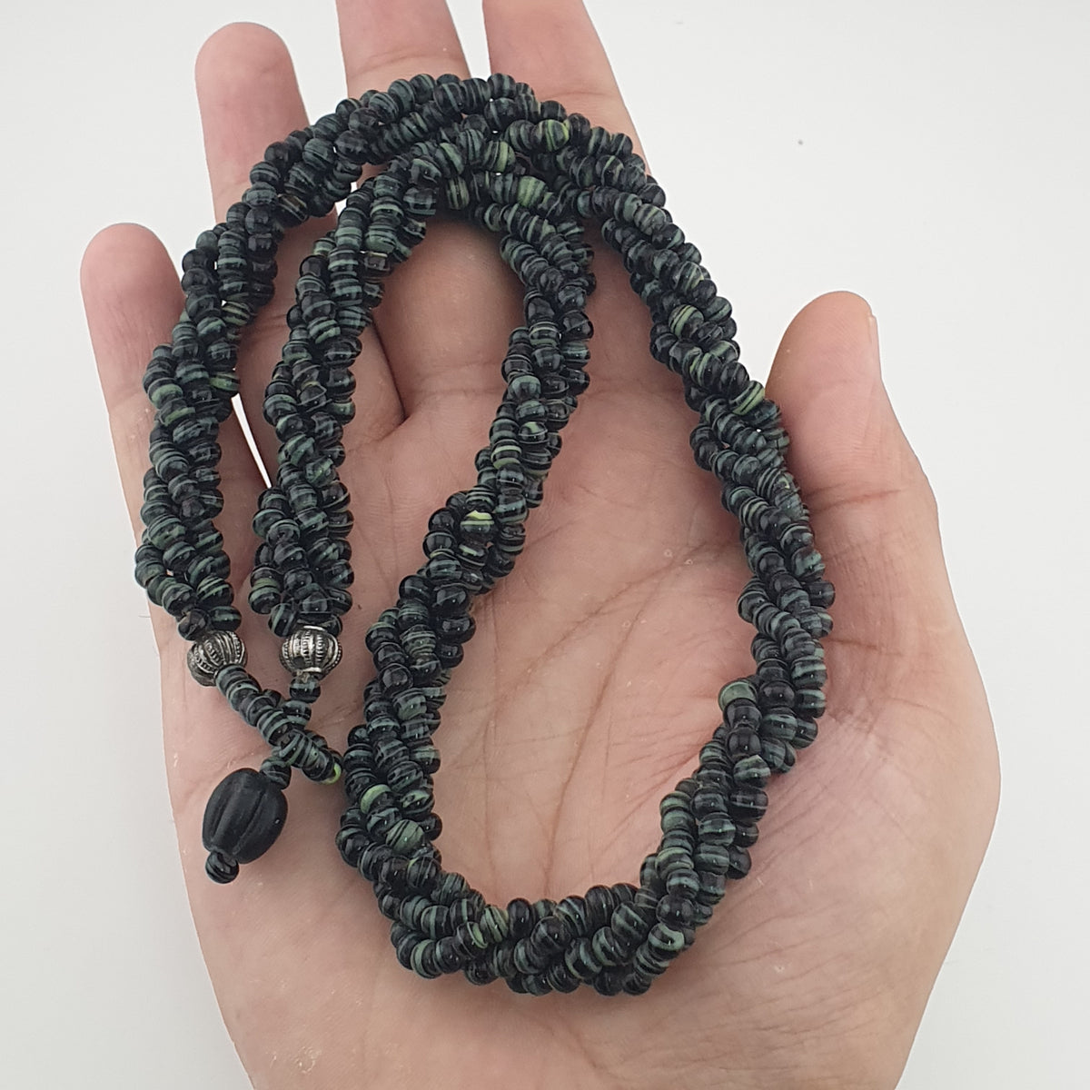 Collier vintage multibrins perles de verre rayées noir et vert blanc style tribal africain