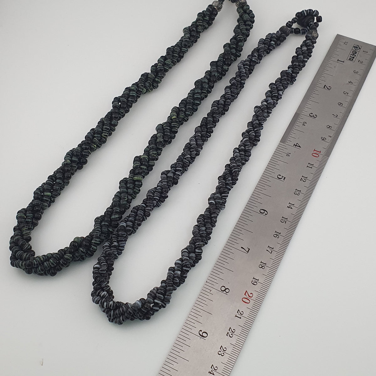 Collier vintage multibrins perles de verre rayées noir et vert blanc style tribal africain