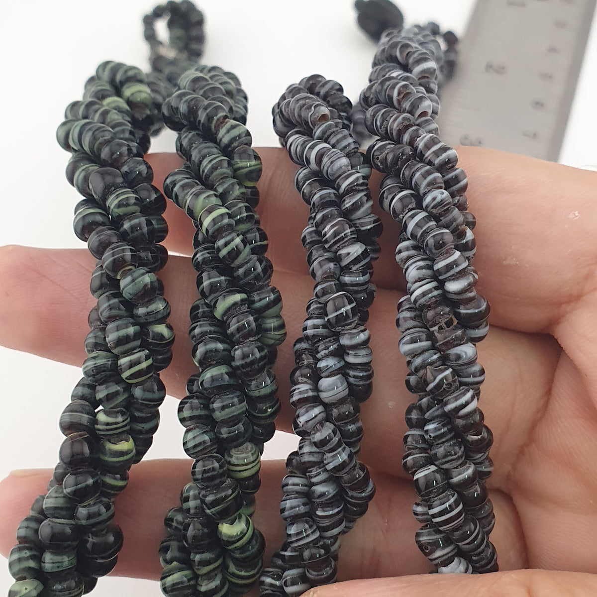 Collier vintage multibrins perles de verre rayées noir et vert blanc style tribal africain