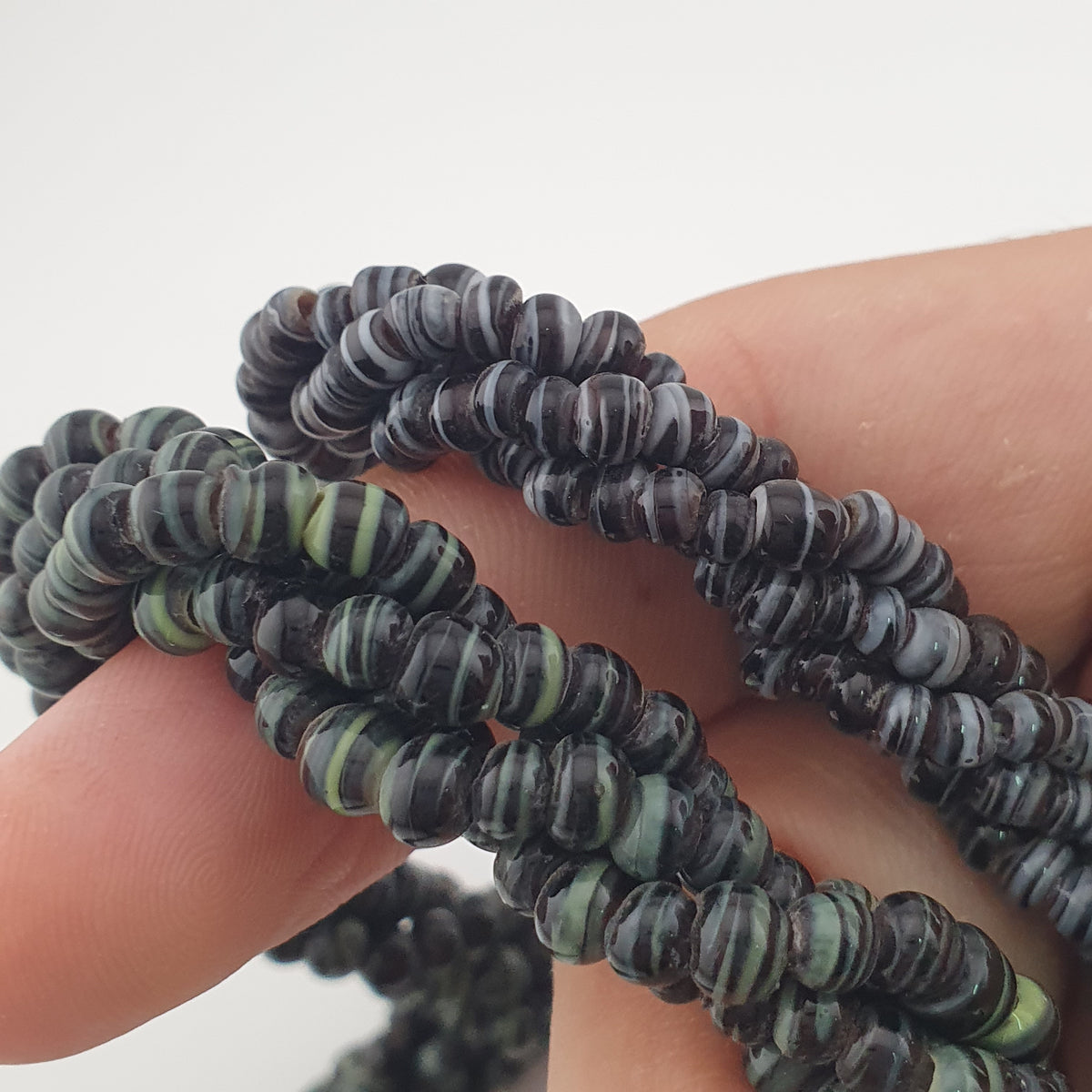 Collier vintage multibrins perles de verre rayées noir et vert blanc style tribal africain