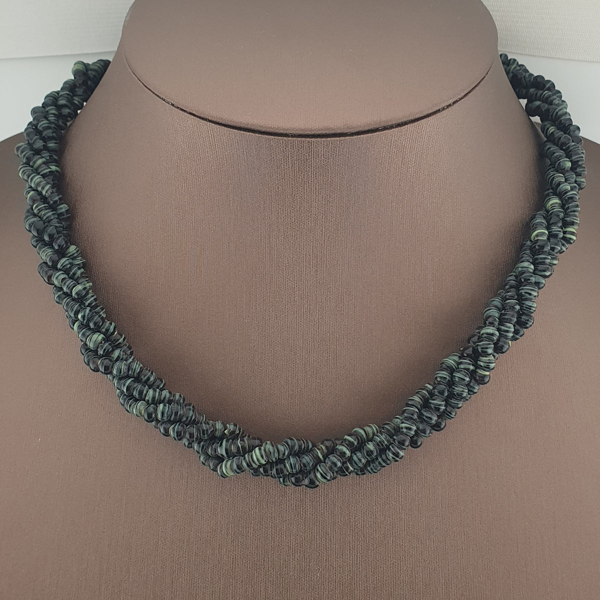 Collier vintage multibrins perles de verre rayées noir et vert blanc style tribal africain
