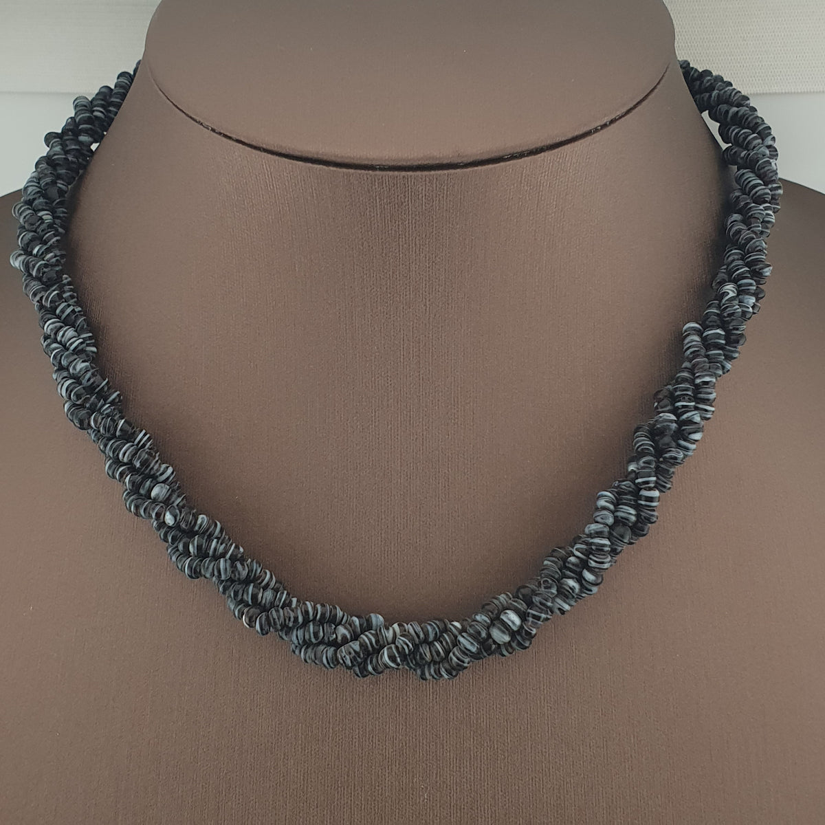 Collier vintage multibrins perles de verre rayées noir et vert blanc style tribal africain