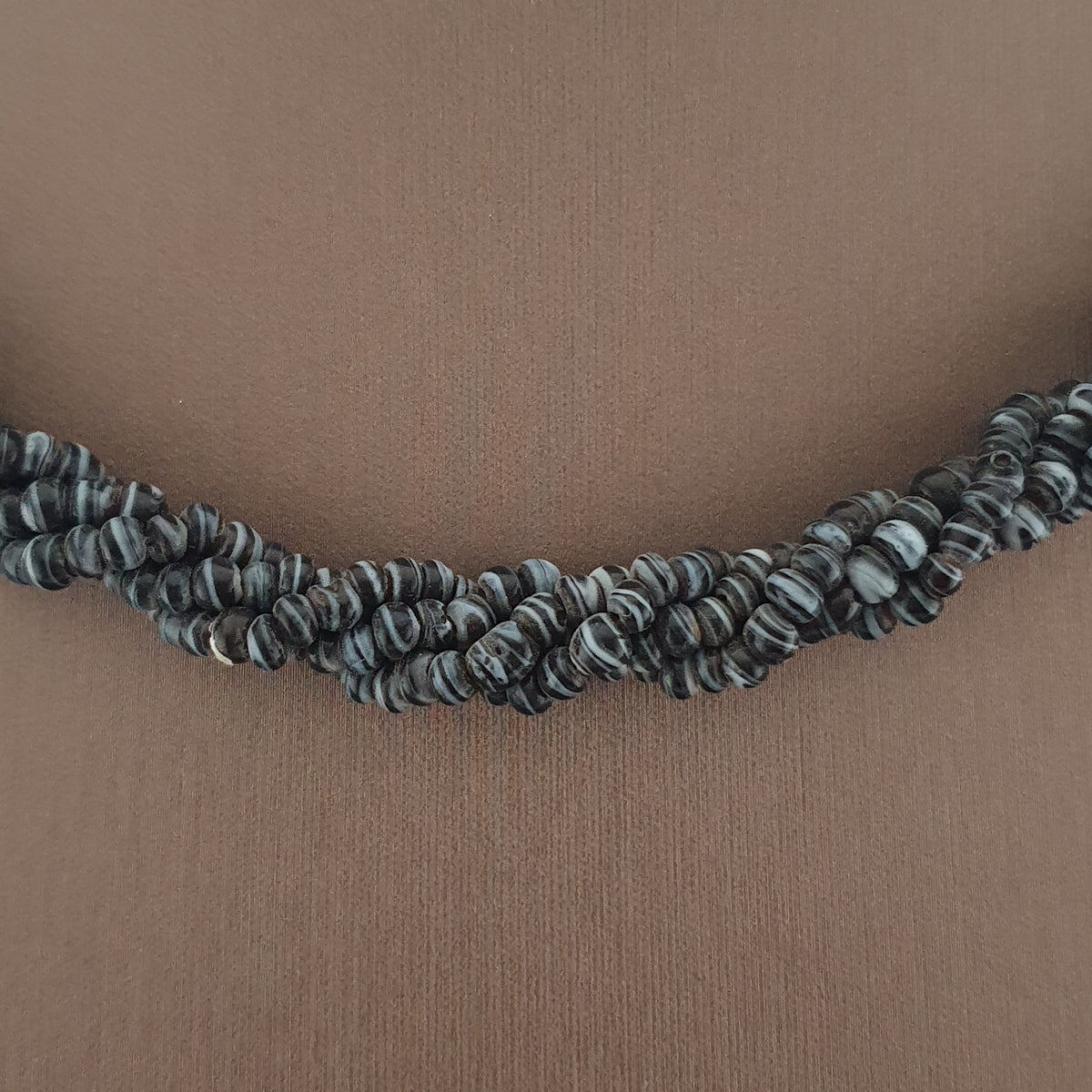Collier vintage multibrins perles de verre rayées noir et vert blanc style tribal africain