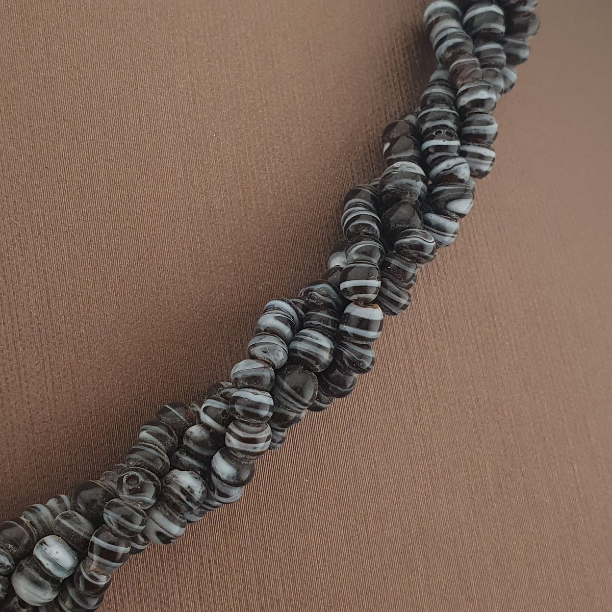 Collier vintage multibrins perles de verre rayées noir et vert blanc style tribal africain