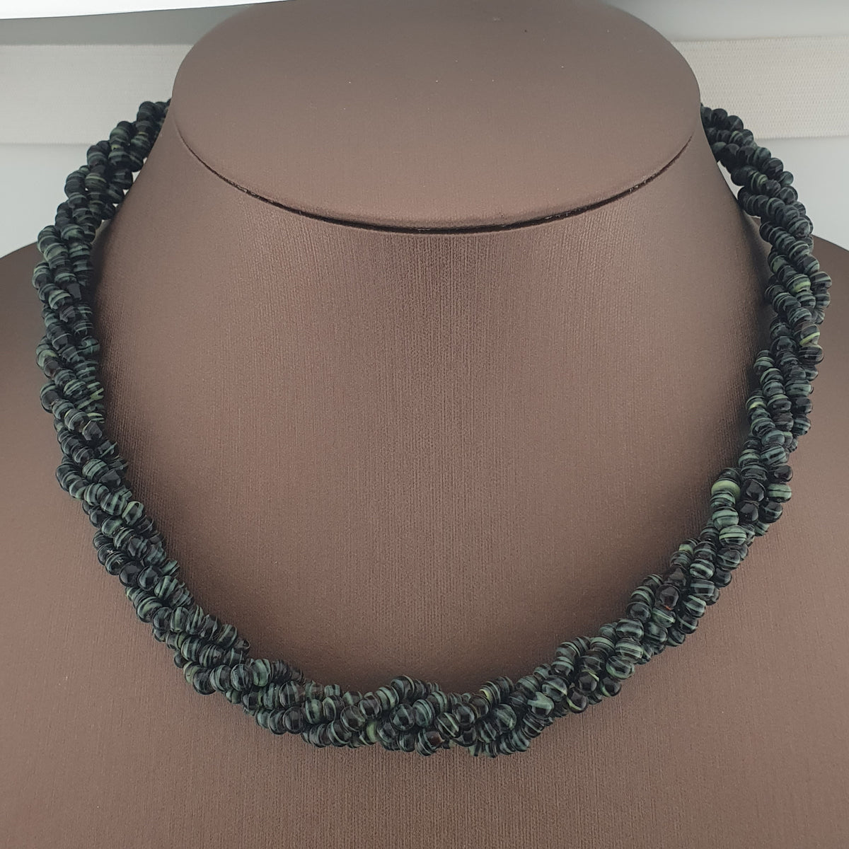 Collier vintage multibrins perles de verre rayées noir et vert blanc style tribal africain