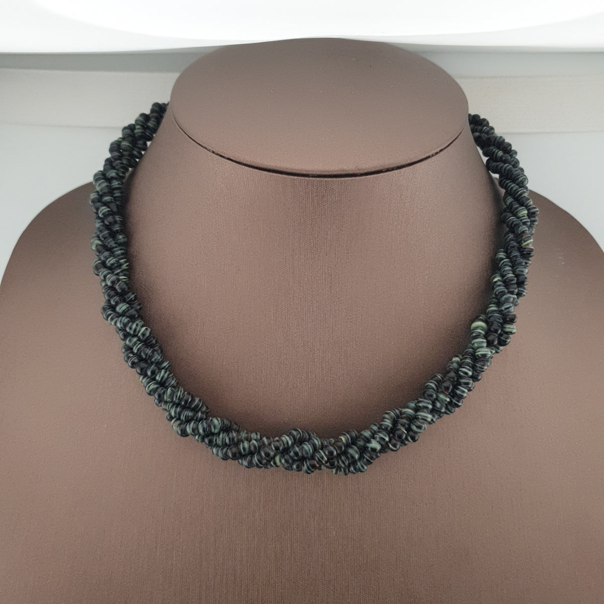 Collier vintage multibrins perles de verre rayées noir et vert blanc style tribal africain