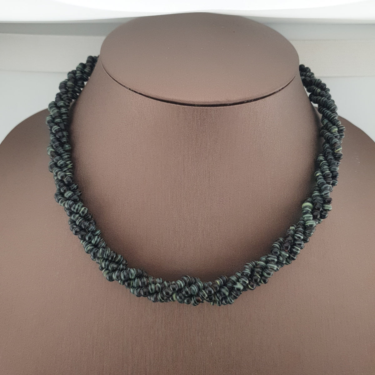 Collier vintage multibrins perles de verre rayées noir et vert blanc style tribal africain