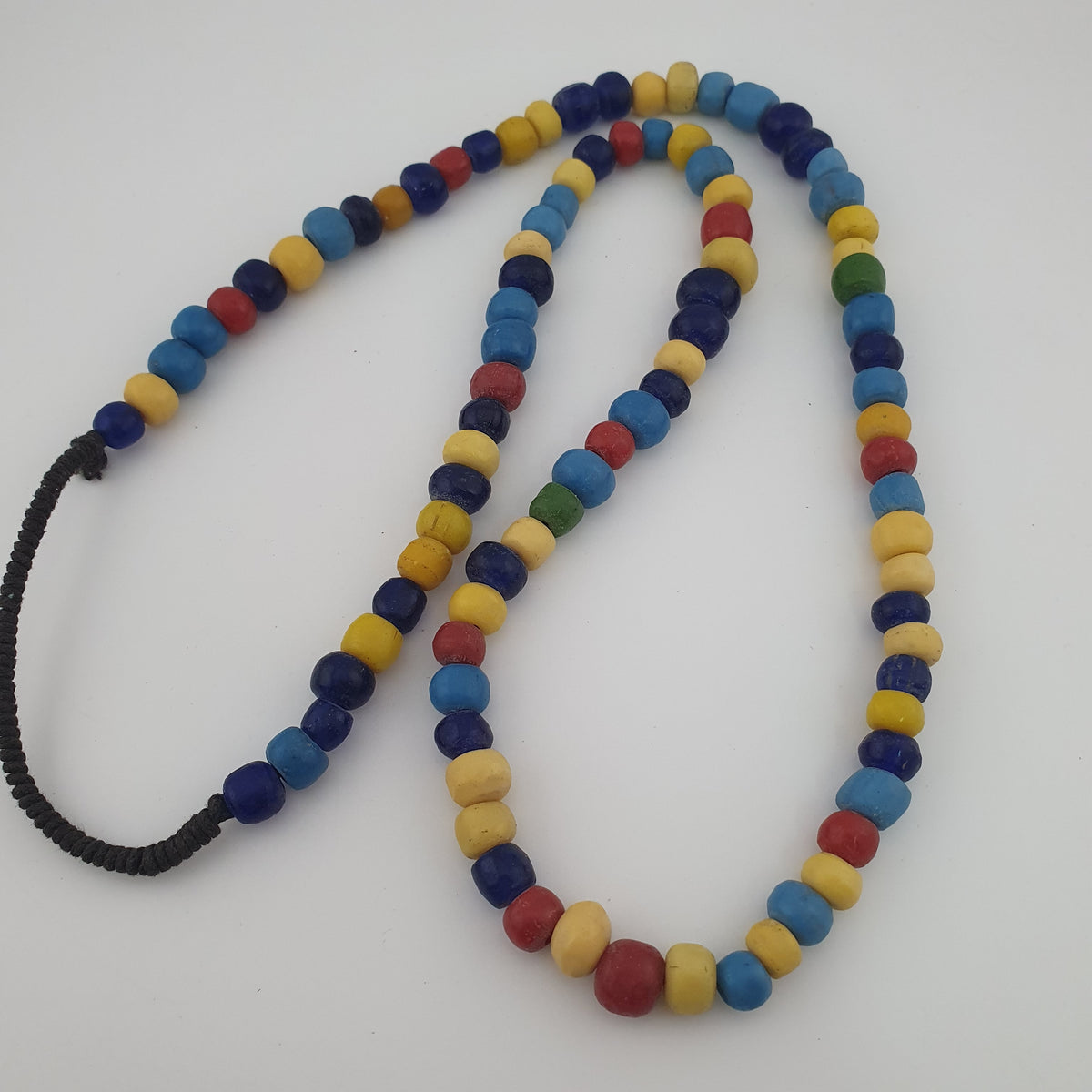 Collier de perles de verre multicolores, style égyptien africain antique