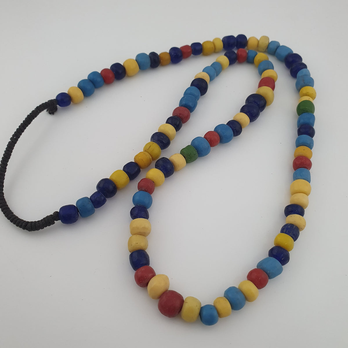 Collier de perles de verre multicolores, style égyptien africain antique