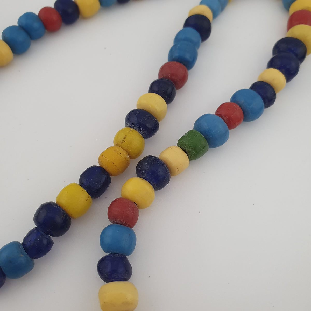 Collier de perles de verre multicolores, style égyptien africain antique