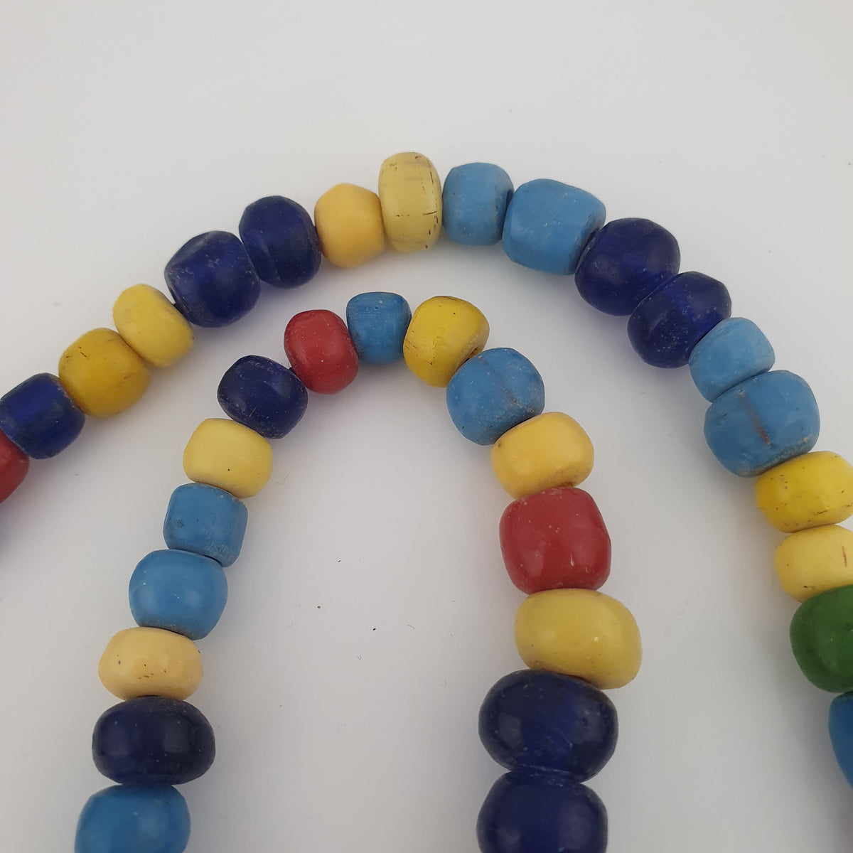 Collier de perles de verre multicolores, style égyptien africain antique