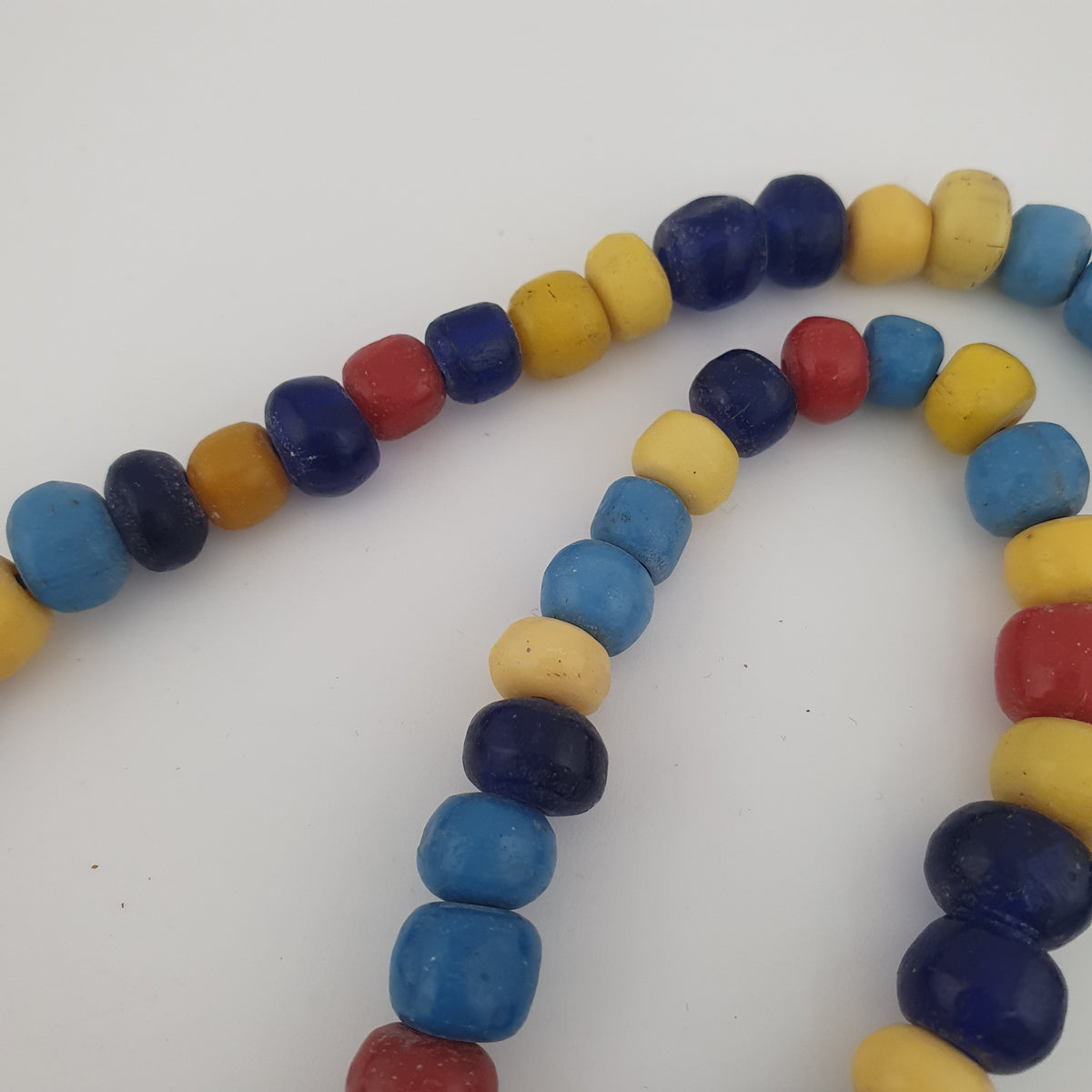 Collier de perles de verre multicolores, style égyptien africain antique
