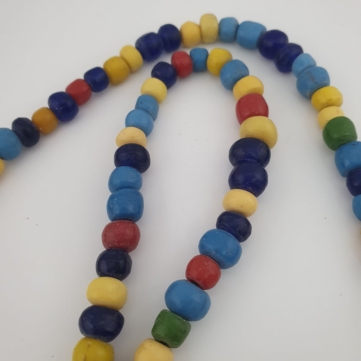 Collier de perles de verre multicolores, style égyptien africain antique