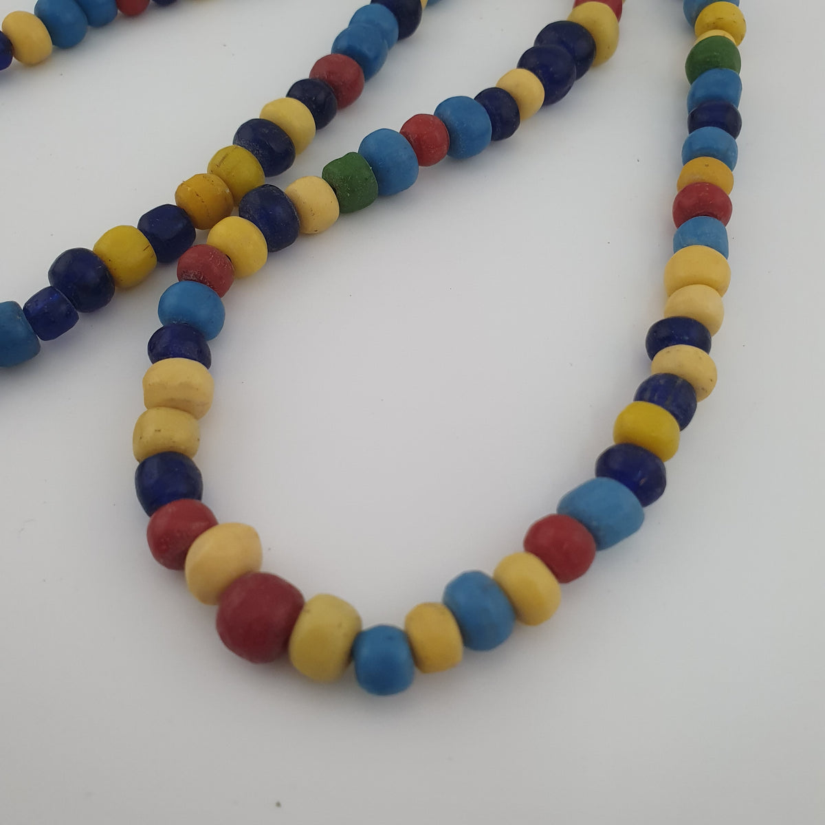 Collier de perles de verre multicolores, style égyptien africain antique