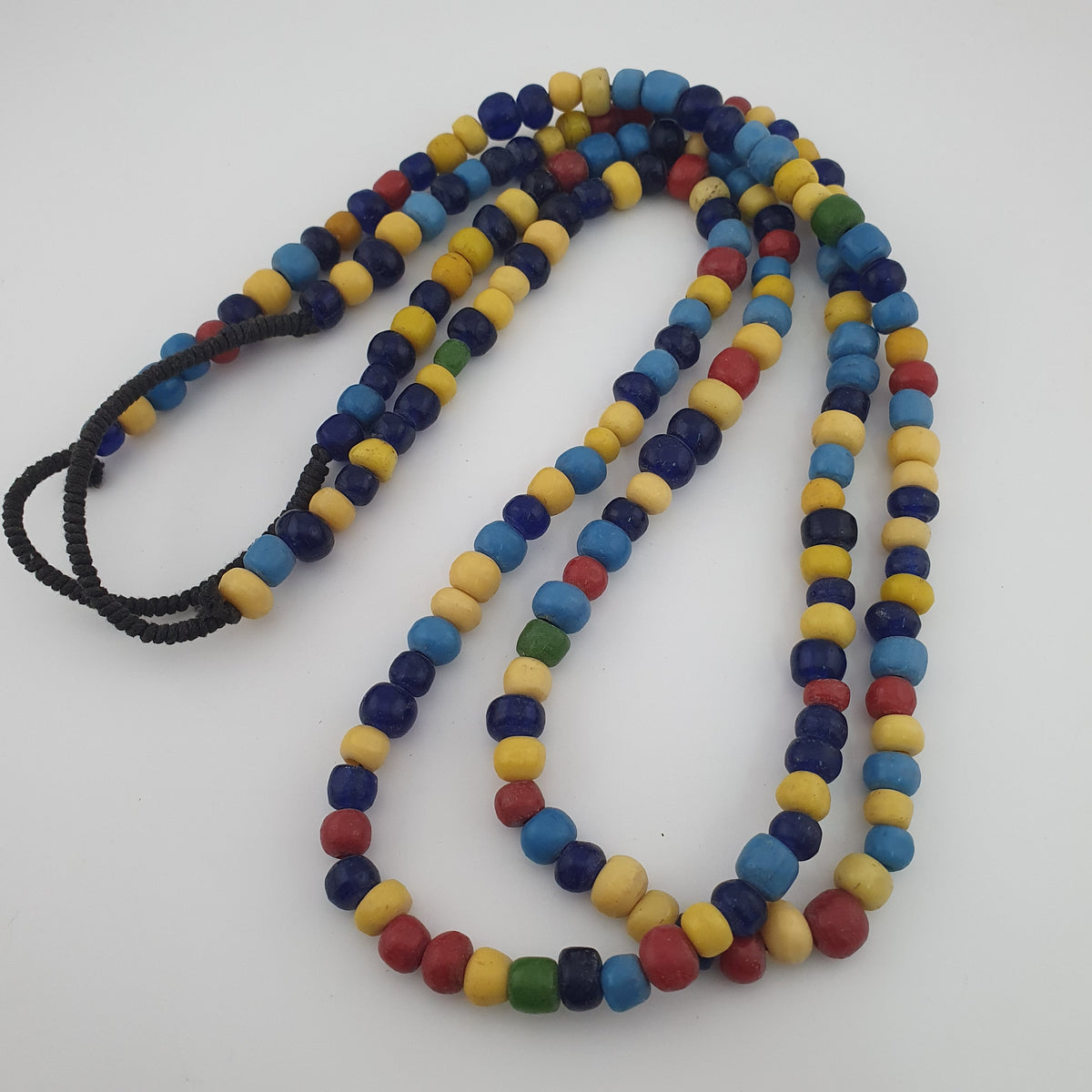Collier de perles de verre multicolores, style égyptien africain antique