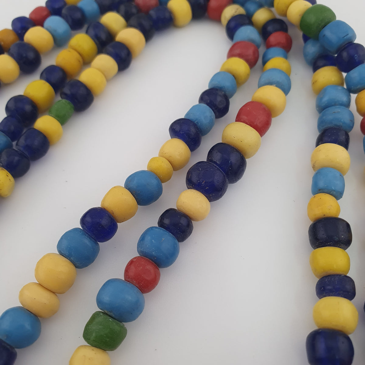 Collier de perles de verre multicolores, style égyptien africain antique