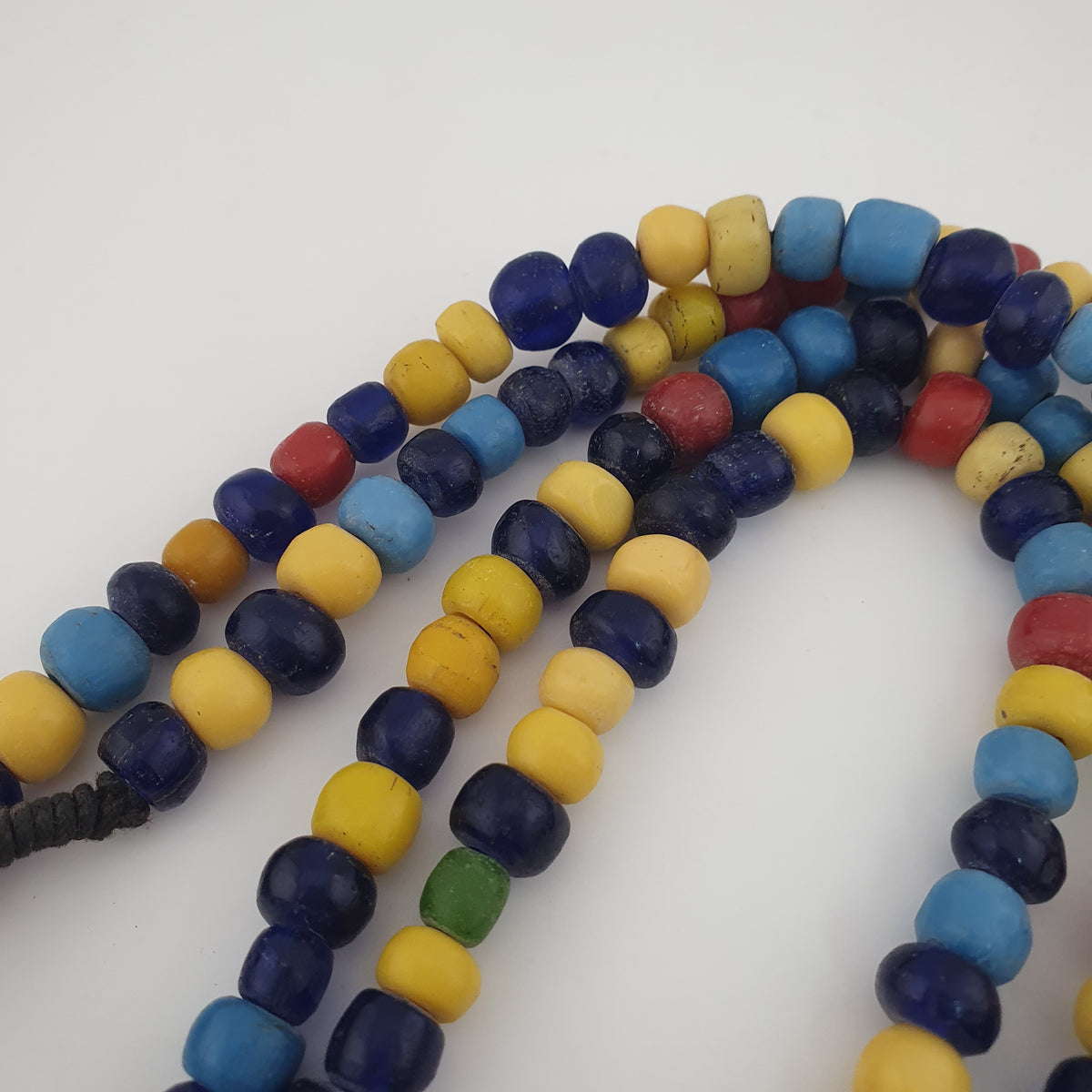 Collier de perles de verre multicolores, style égyptien africain antique