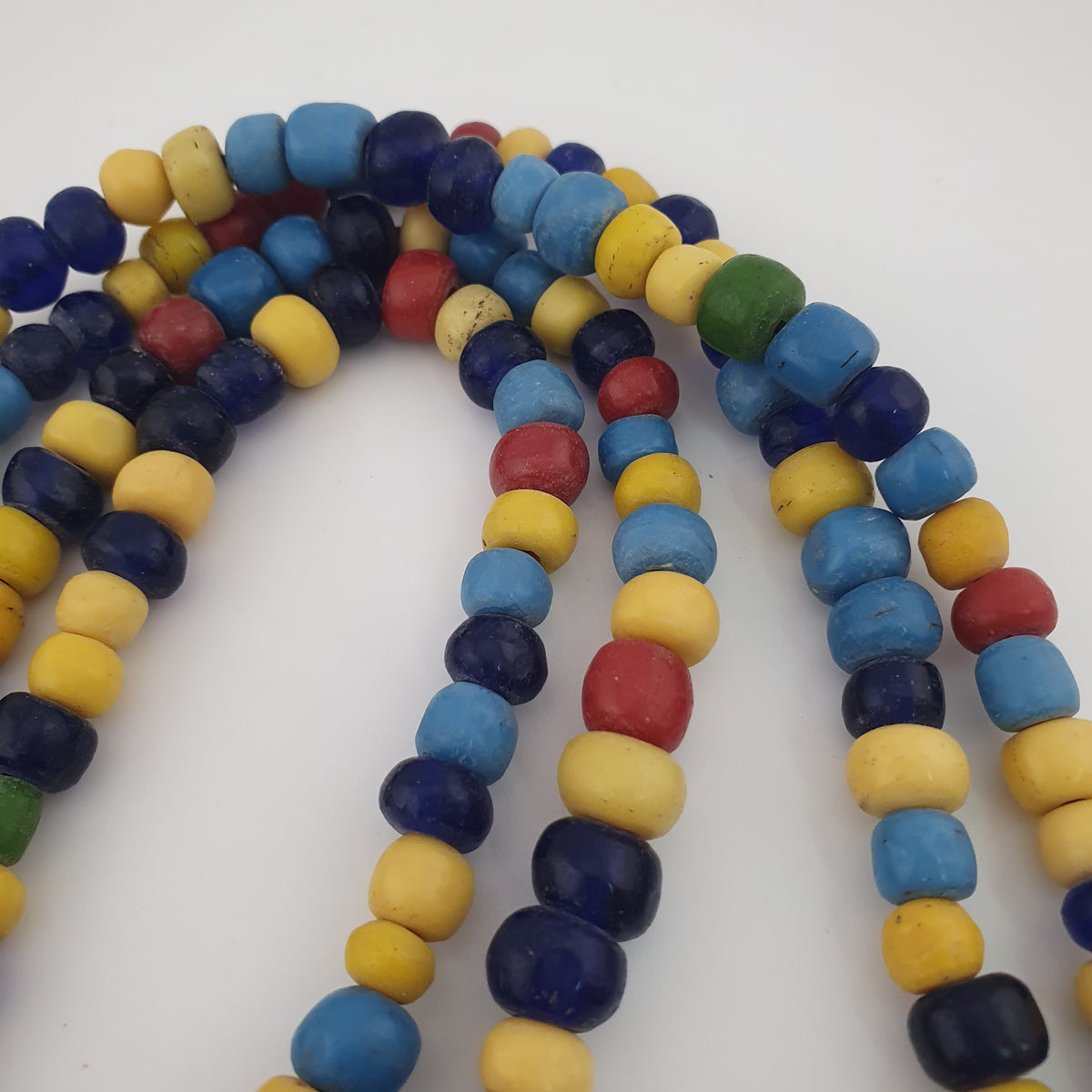 Collier de perles de verre multicolores, style égyptien africain antique
