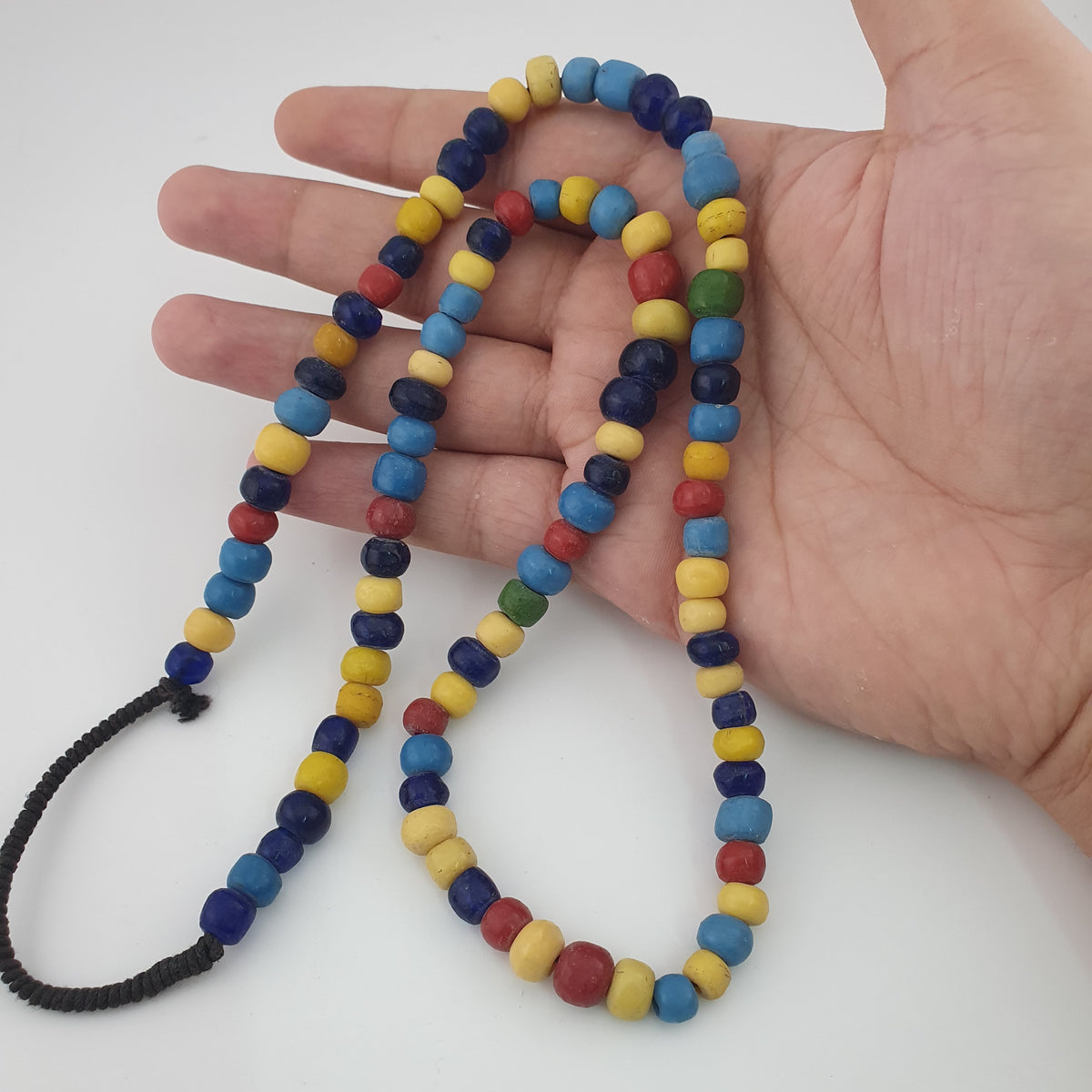 Collier de perles de verre multicolores, style égyptien africain antique