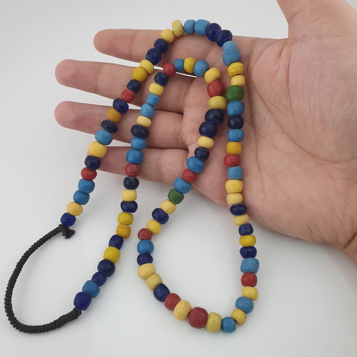 Collier de perles de verre multicolores, style égyptien africain antique