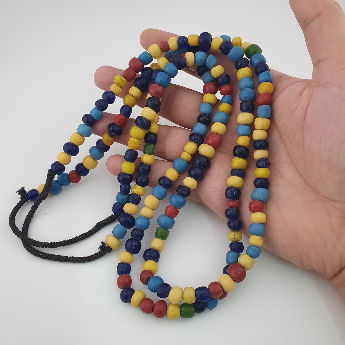 Collier de perles de verre multicolores, style égyptien africain antique