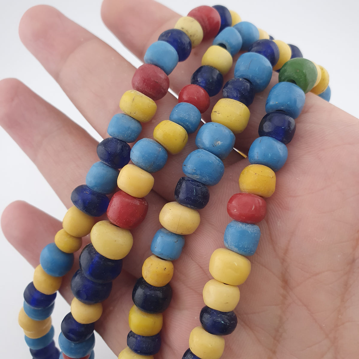 Collier de perles de verre multicolores, style égyptien africain antique