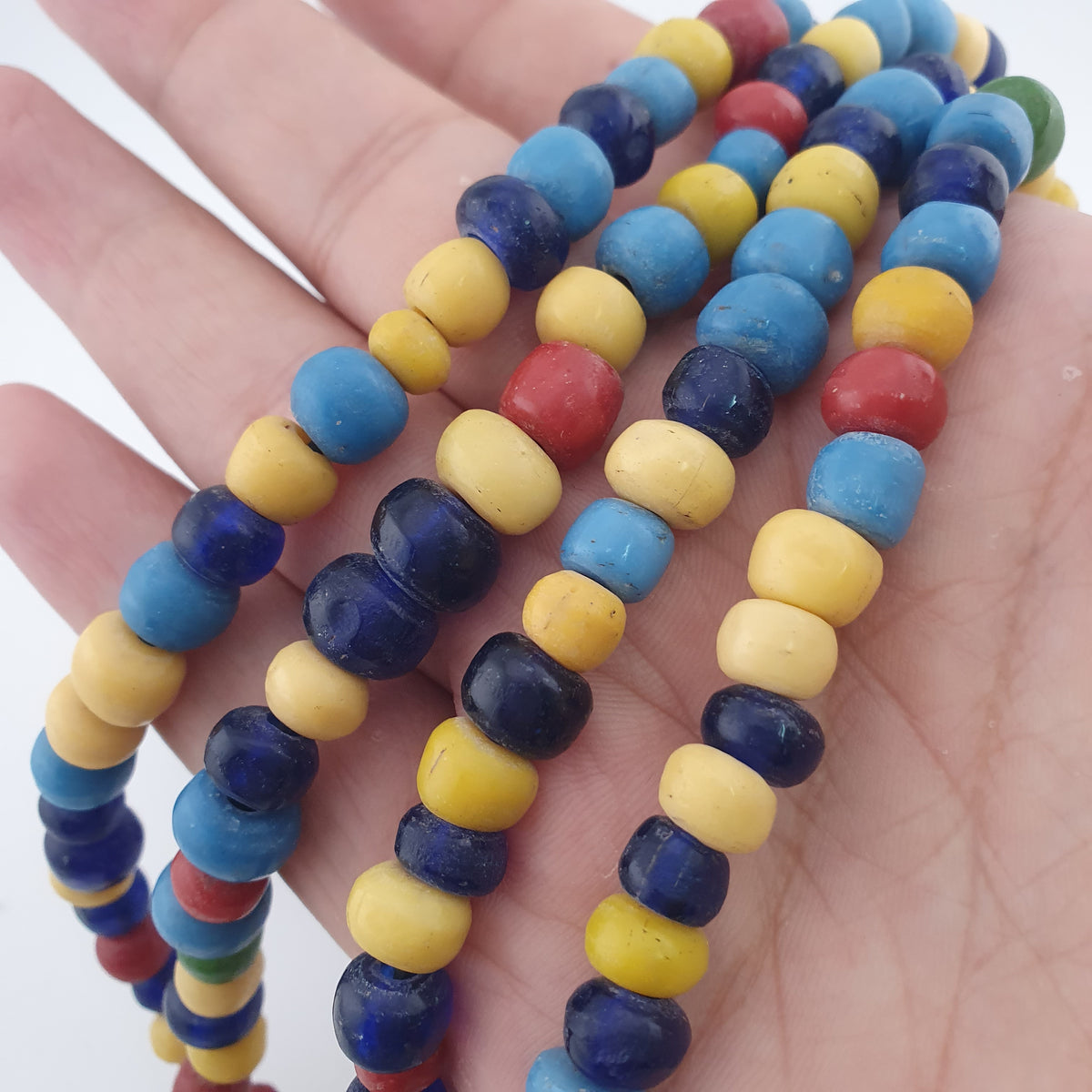 Collier de perles de verre multicolores, style égyptien africain antique