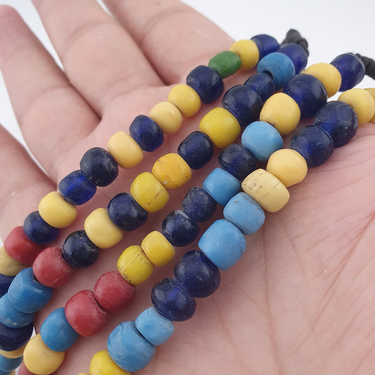 Collier de perles de verre multicolores, style égyptien africain antique