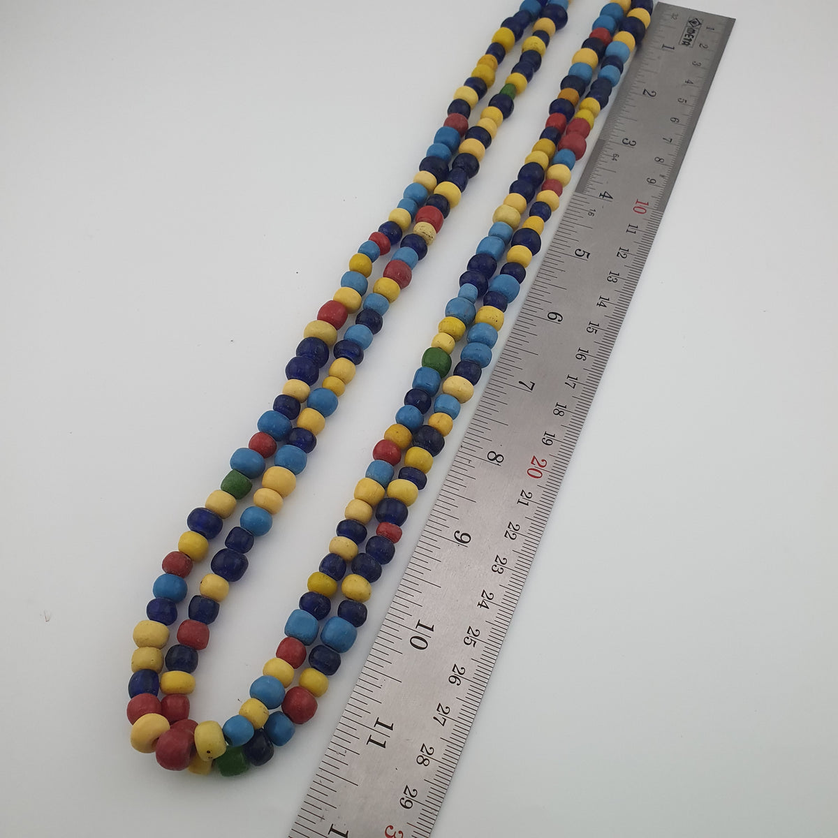 Collier de perles de verre multicolores, style égyptien africain antique