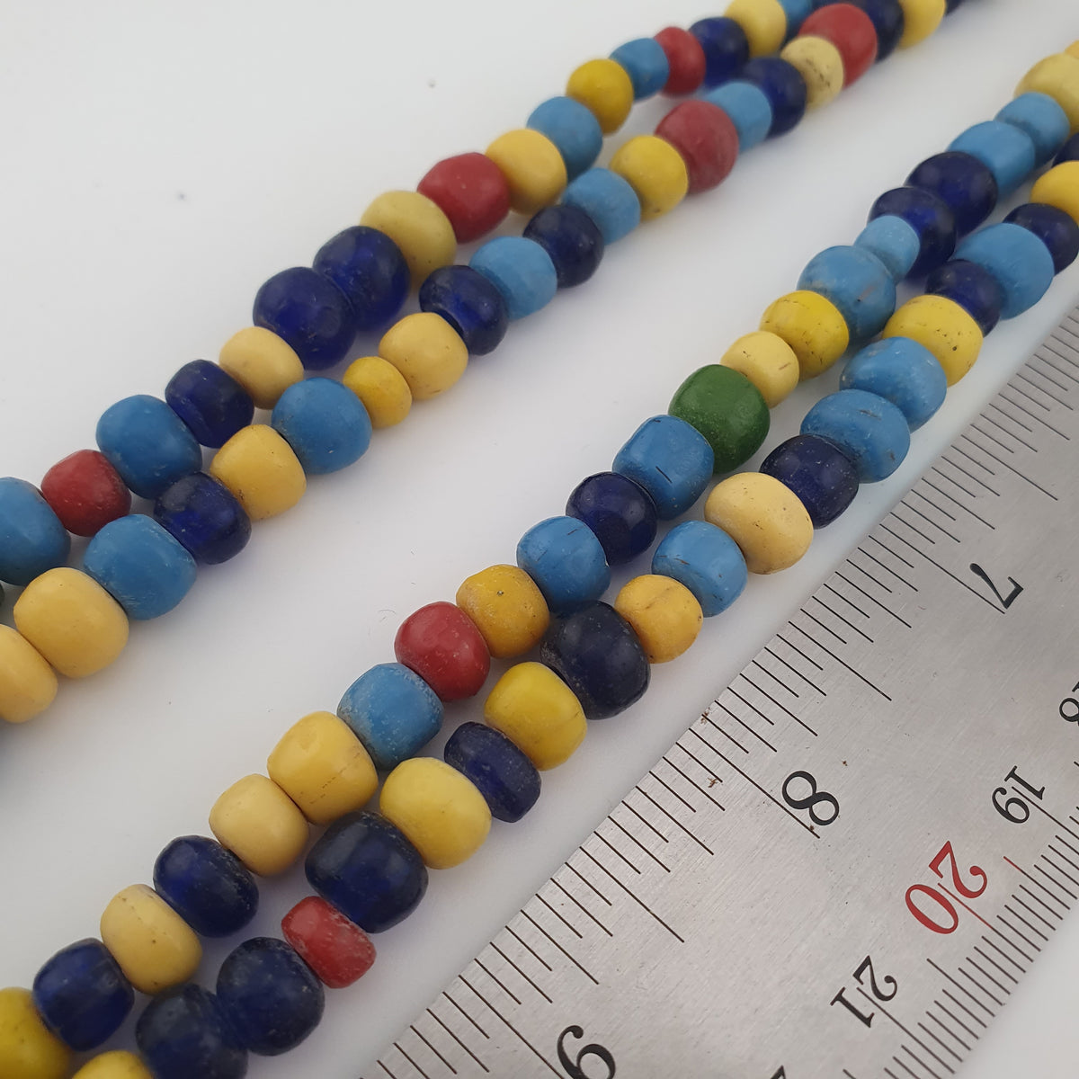 Collier de perles de verre multicolores, style égyptien africain antique